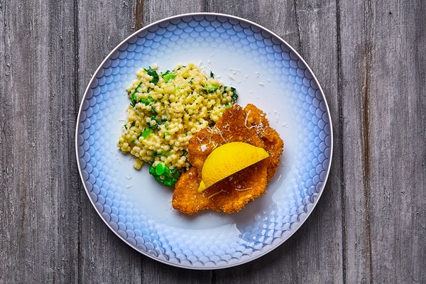 Friteret rødspættefilet med fregola sarda, broccoli og bavnehøjost