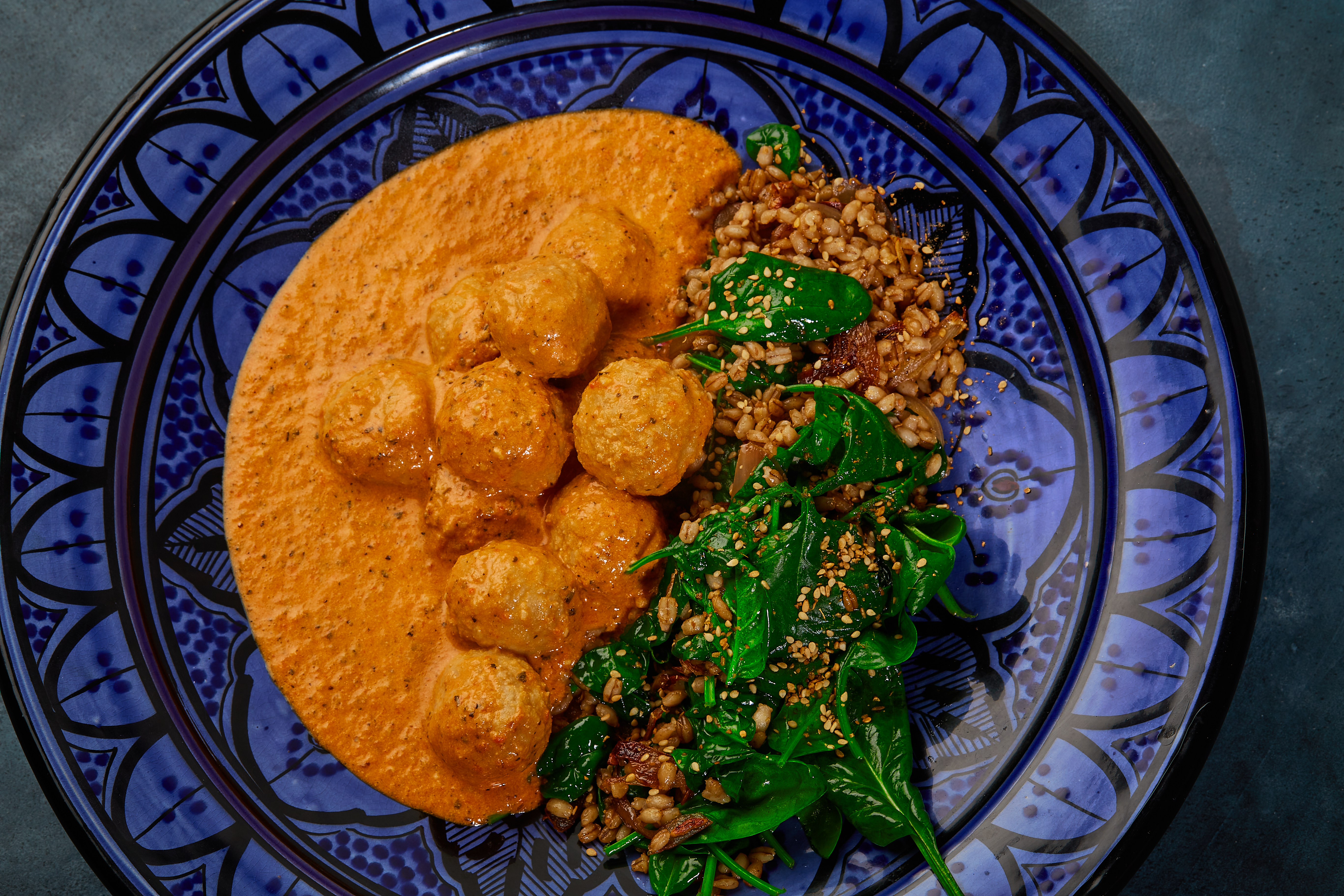 Heat: Oksekødboller i romescosauce med perlespelt og spinat