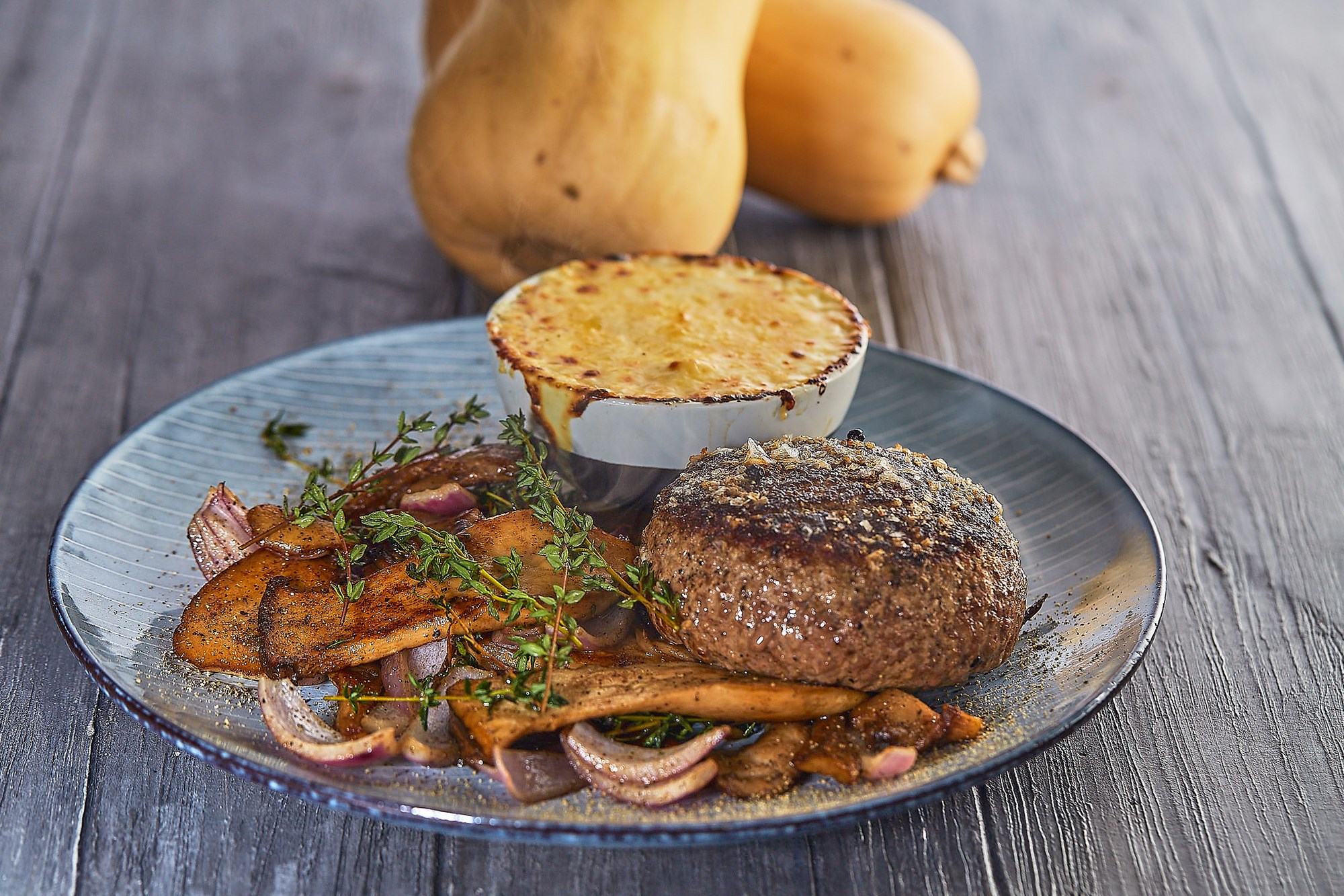 Hakkebøf med gratin af butternutsquash med Krystal Karl og timianstegte kartofler & rødløg