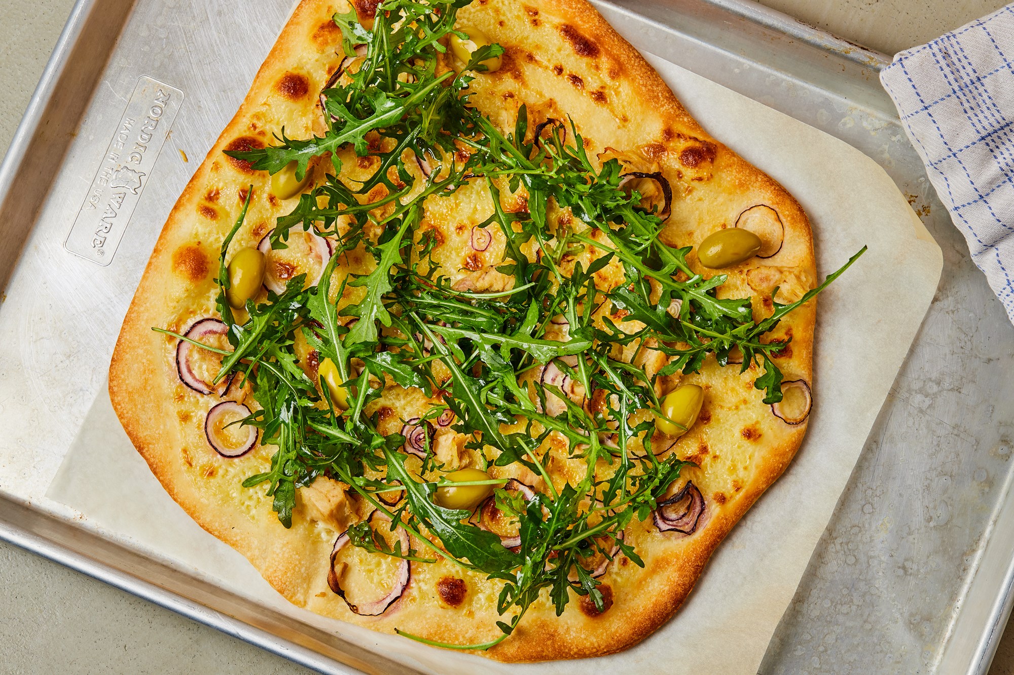 Pizza med skipjacktun, rucola og oliven