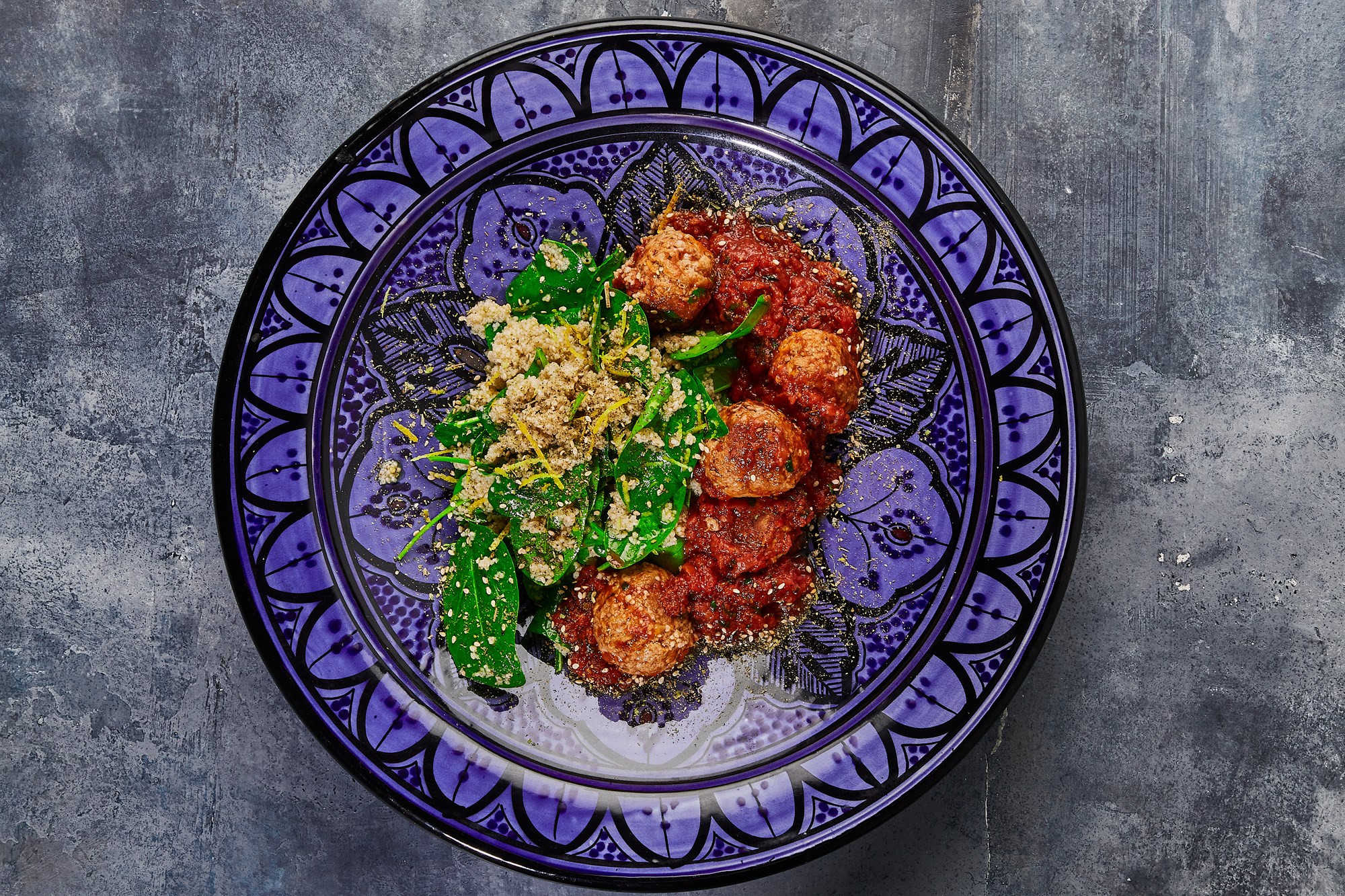 Just heat: Marokkanske kødboller i krydret tomatsovs med spinat, couscous og za'atar
