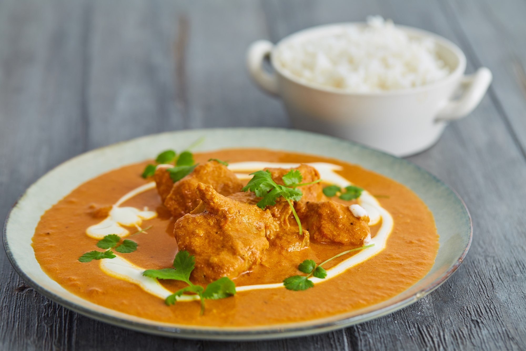 HEAT: Murgh makhani - indisk butter chicken med ris, koriander og yoghurt