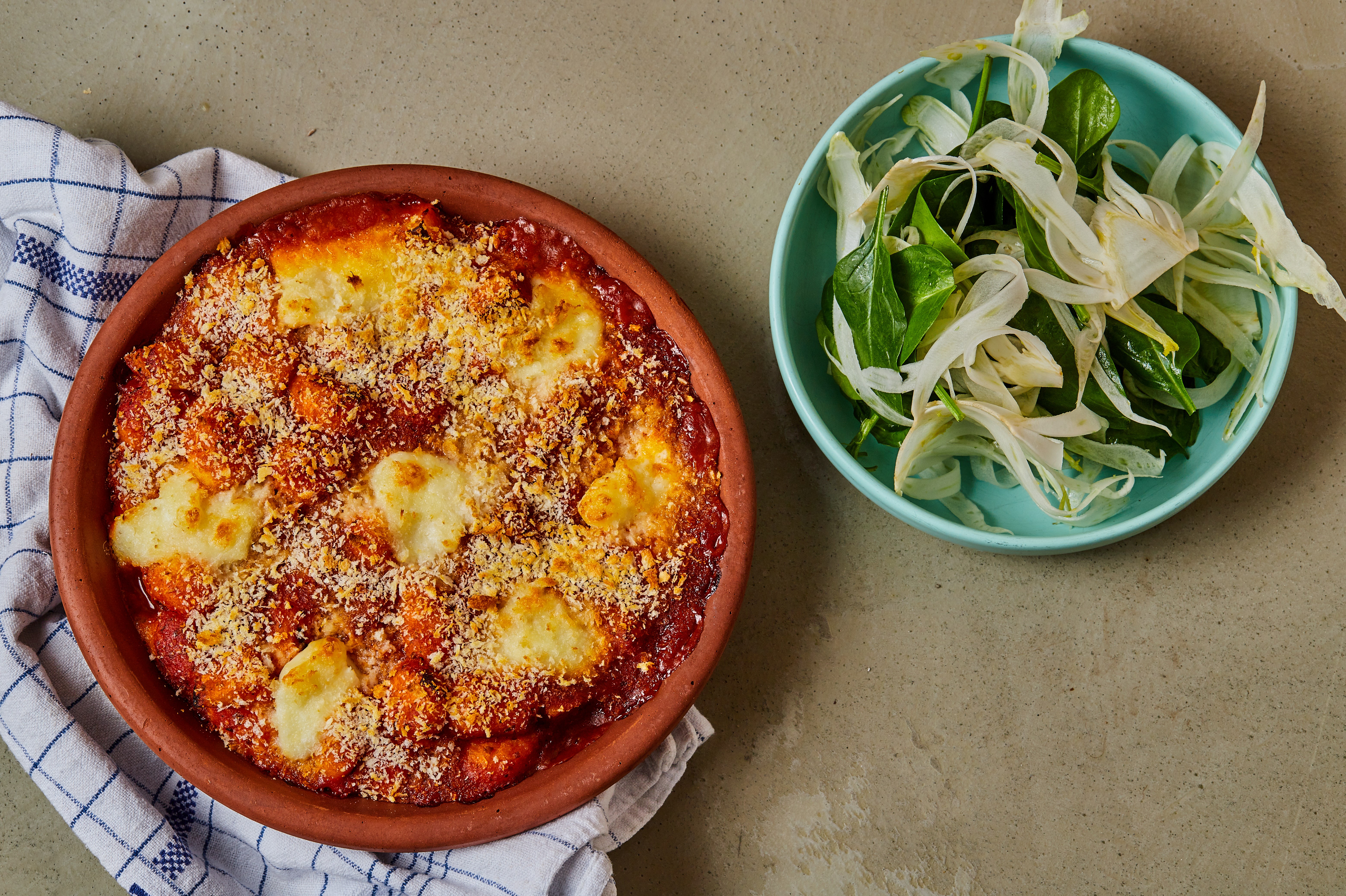 Gratinerede gnocchi med kartofler, mozzarella og spinat - Opskrift fra ...