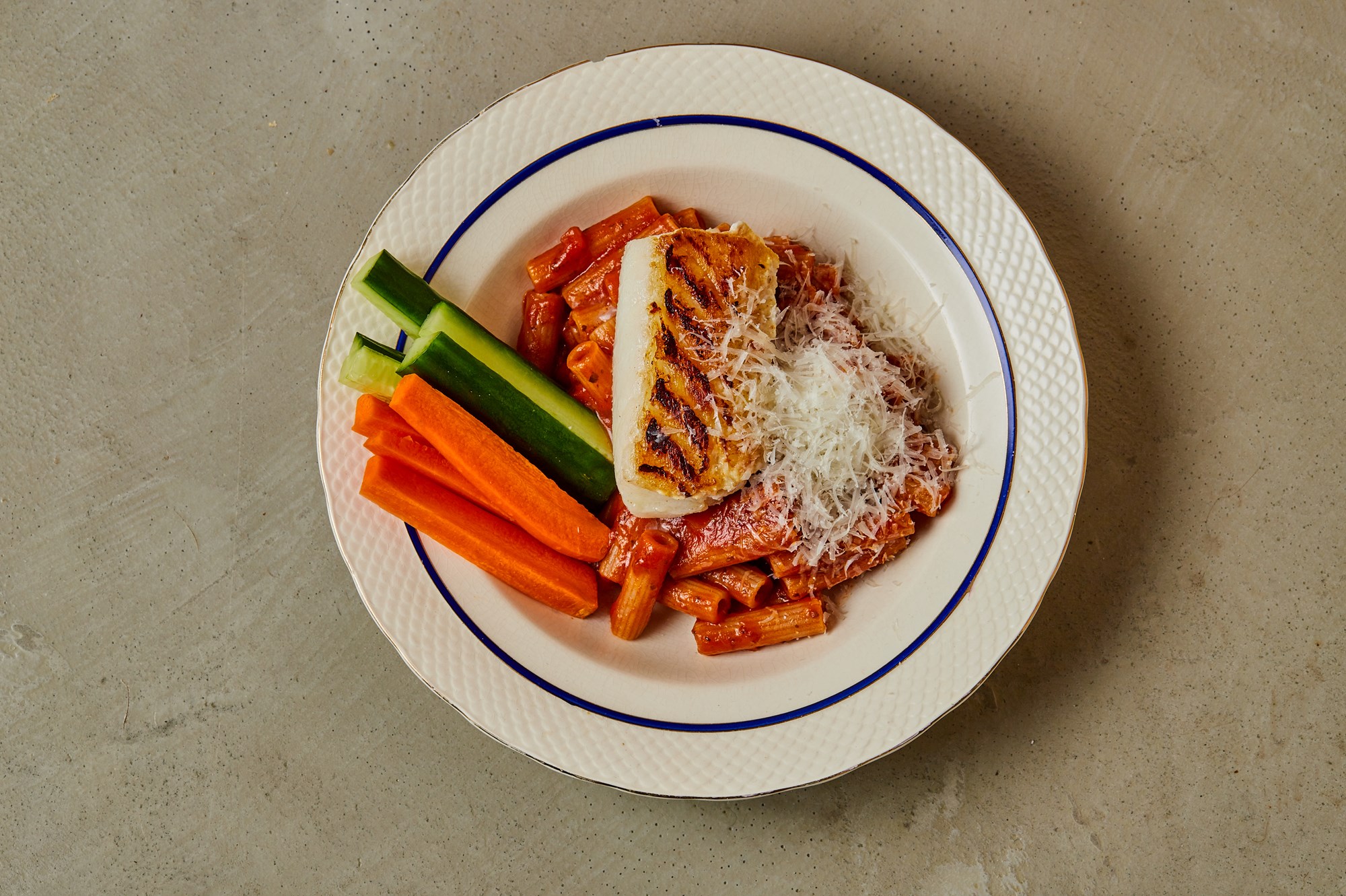Stegt kulmule og pasta med tomatsovs og grøntsagsstænger