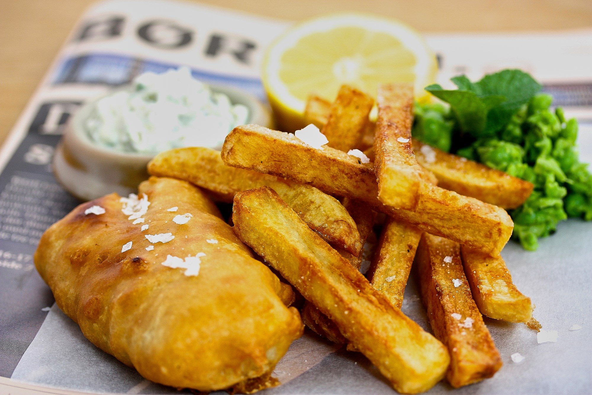 Fish’n’chips med mushy peas og sauce tartare