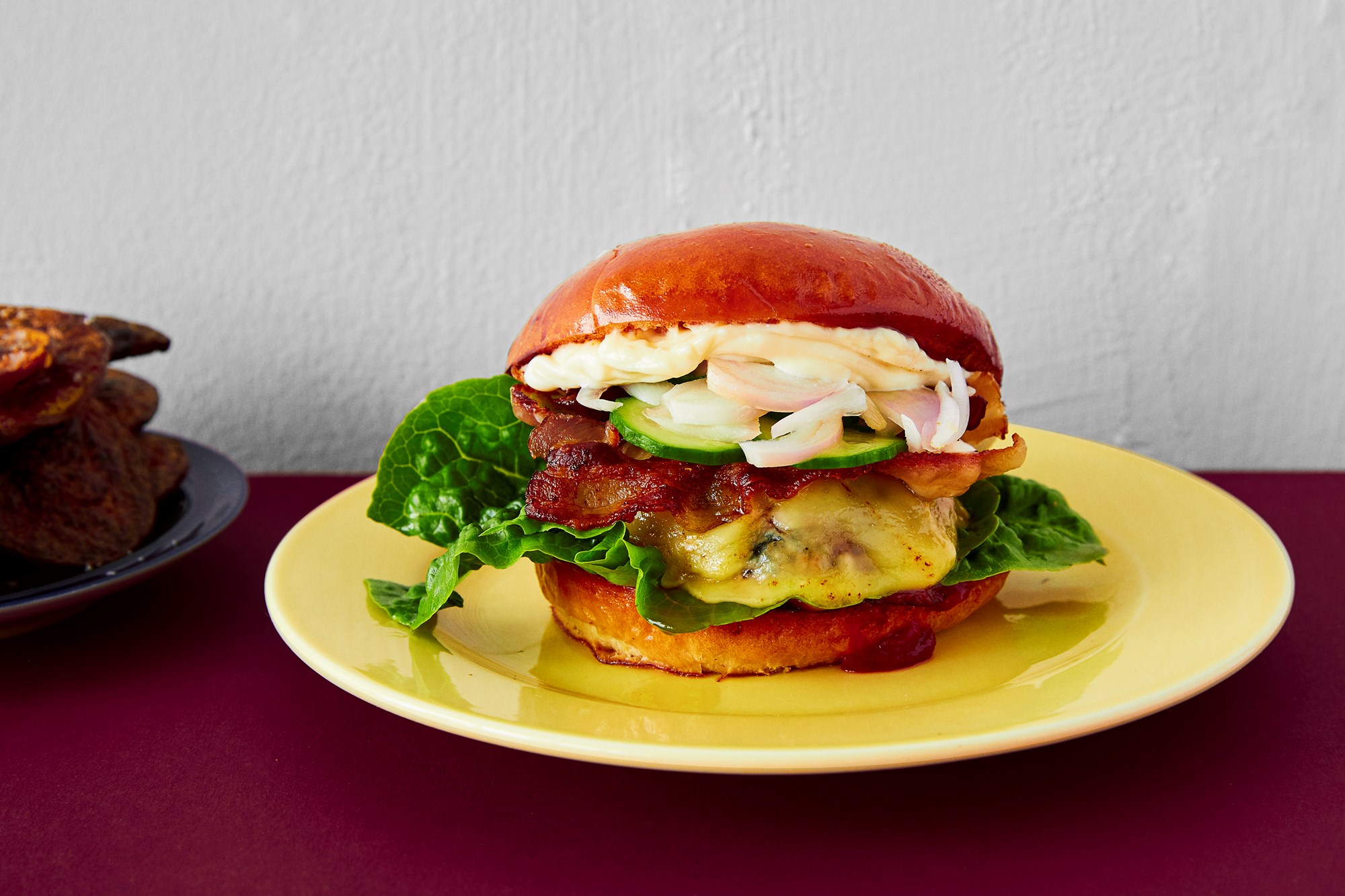 Portobello-cheeseburger med bacon og græskarfritter