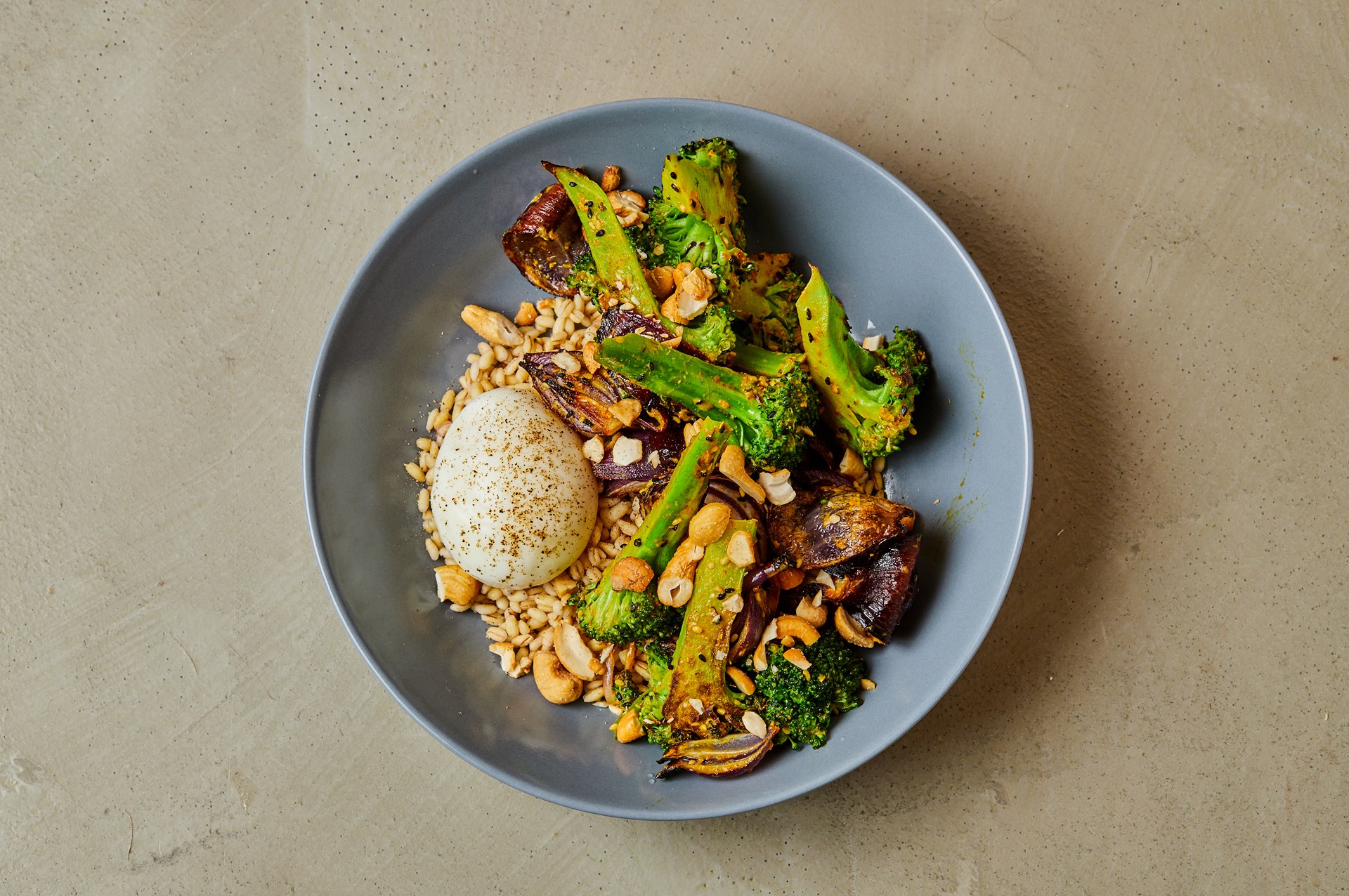 Ris med kogt æg, stegt broccoli og tahin - Opskrift fra Skagenfood.dk