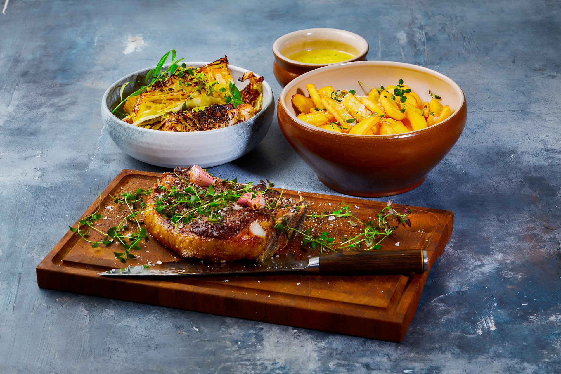 Côte de Boeuf af finsk Sashi med pommes frites, sauce bearnaise, sauce bordelaise og