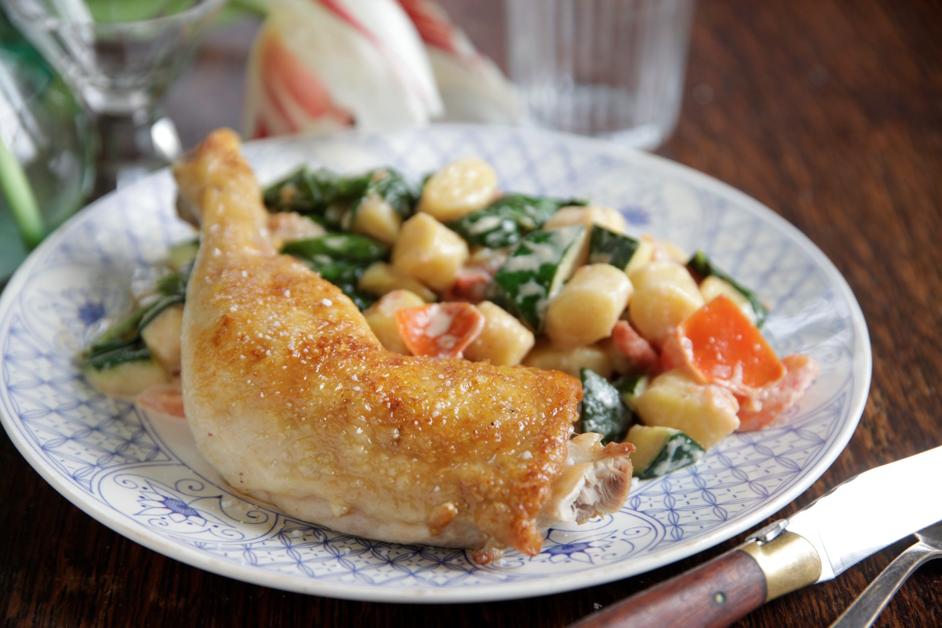 Braiseret kylling med cremede gnocchi i forårsgrønt Opskrift fra