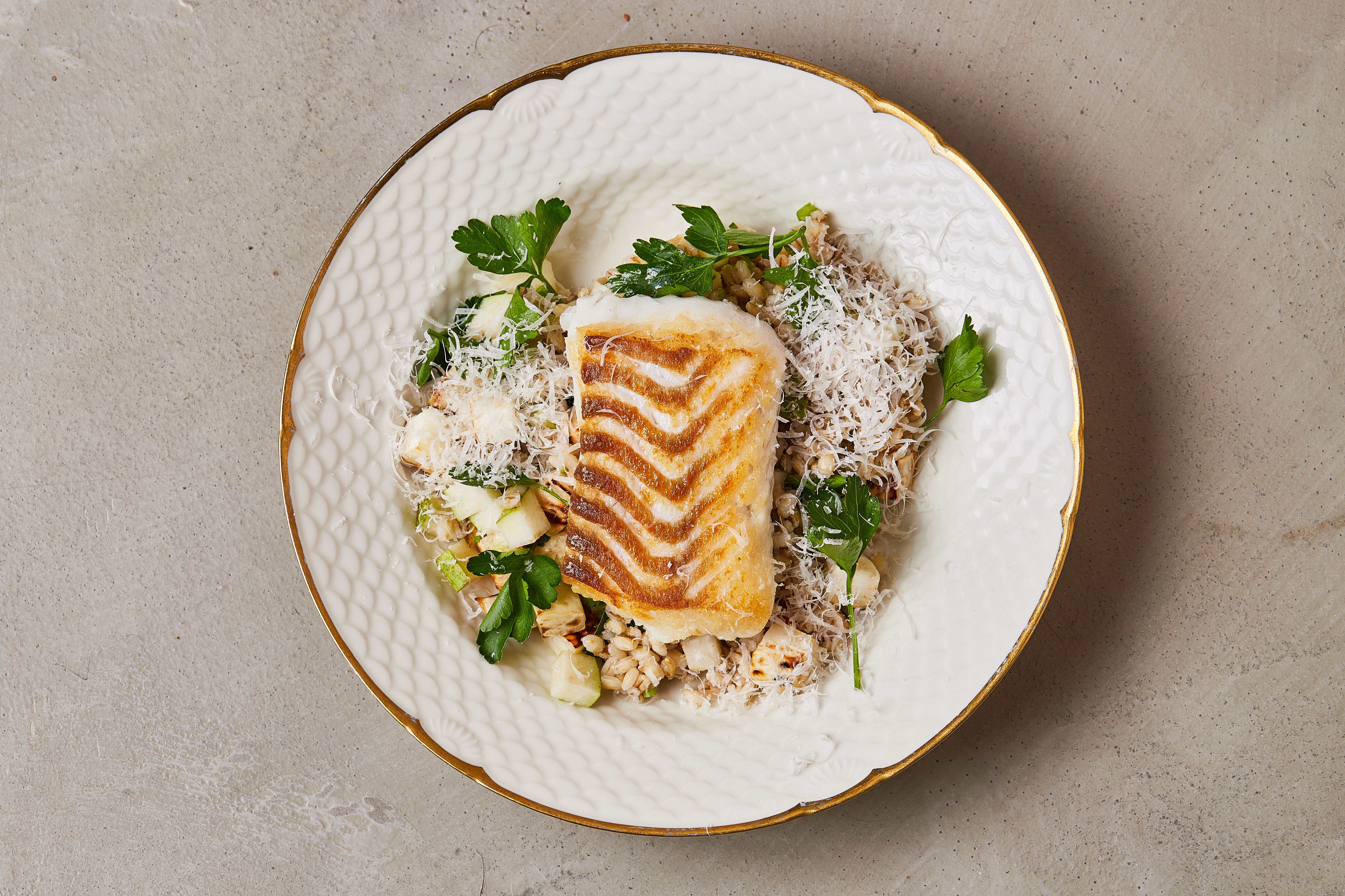 Stegt torsk på grov salat med knoldselleri, pære og krystal karl