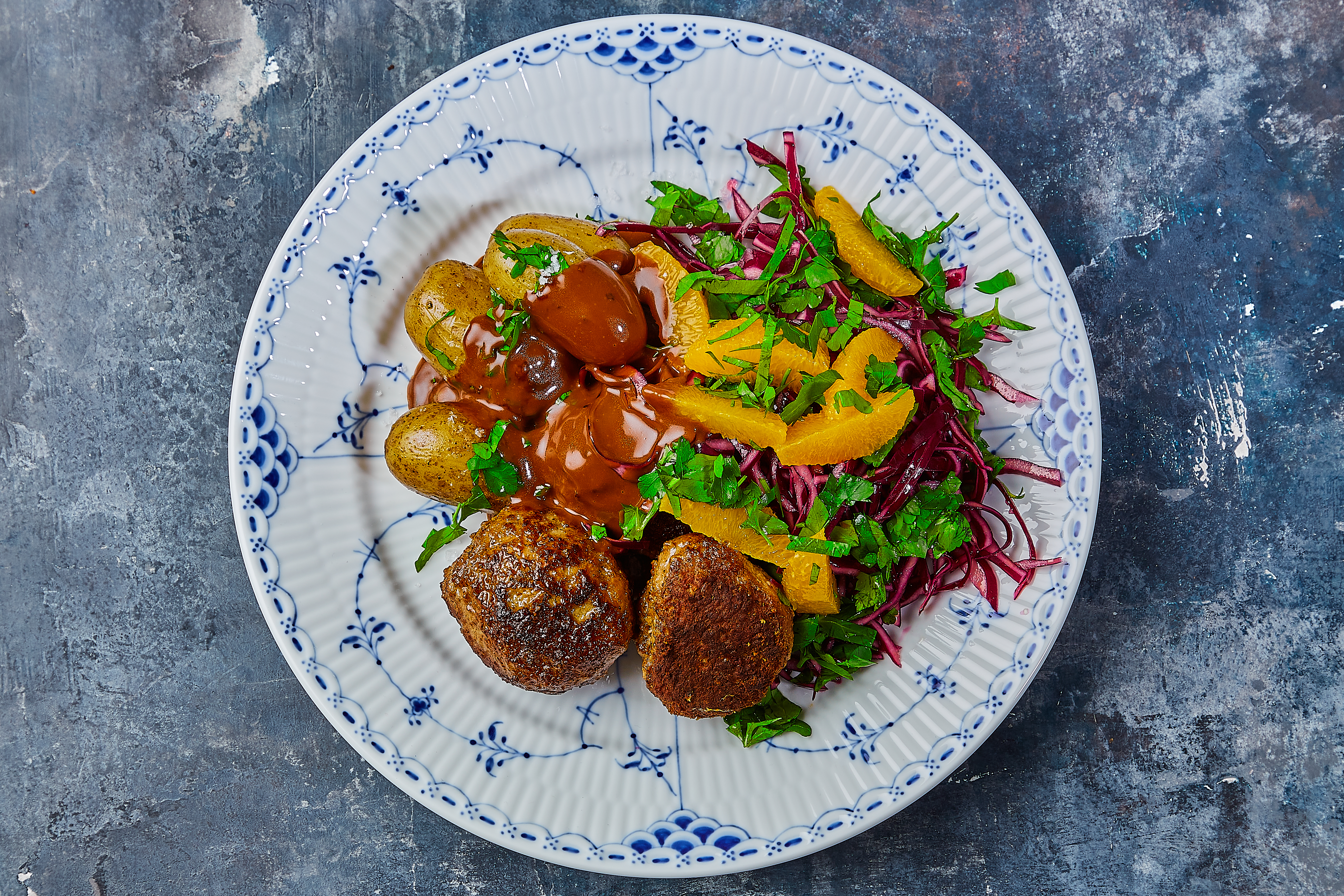 Heat: Frikadeller med skysovs, kartofler og kålsalat med appelsin