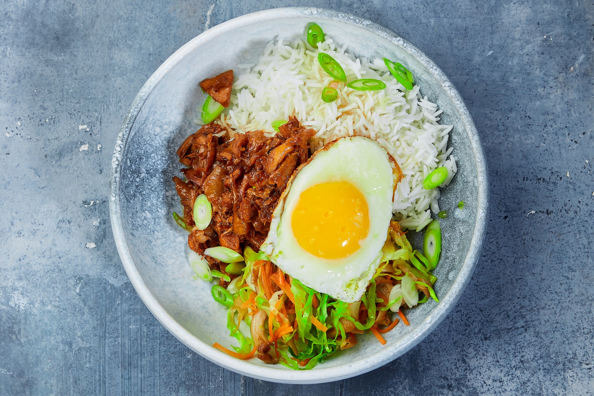 Koreansk Bibimbap med kylling, stegte æg & svampe