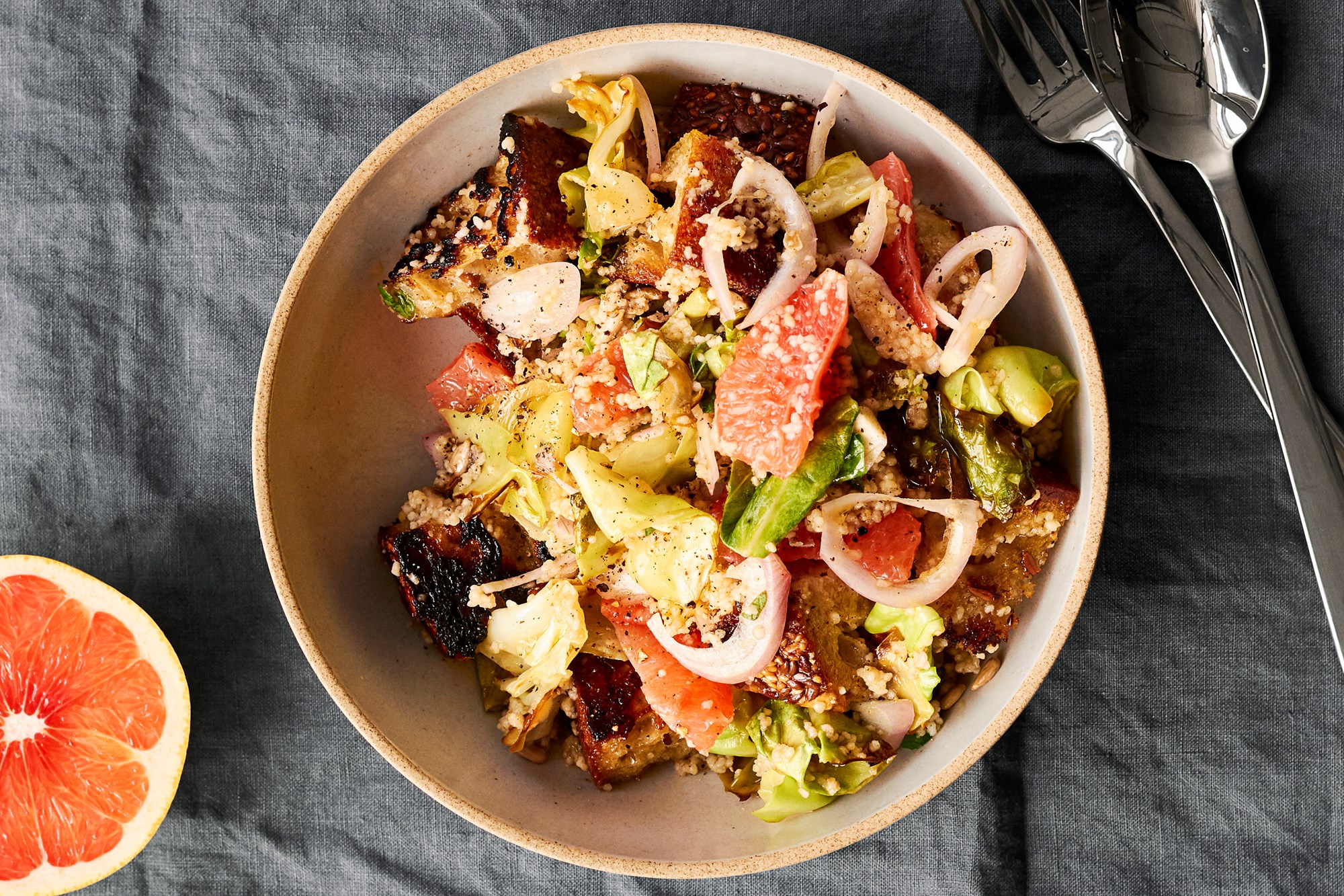 Frisk couscous salat med sprøde kerner, spidskål og appelsin