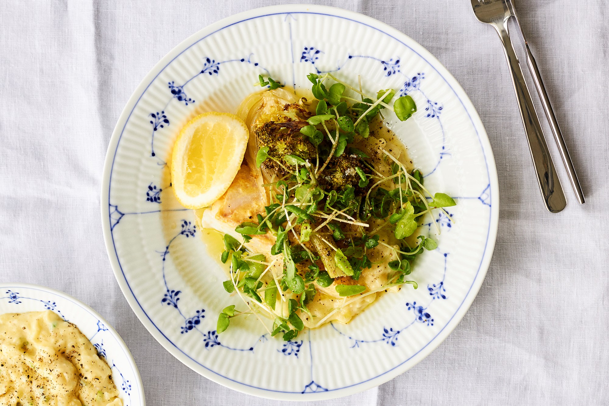 Misomarineret torsk på cremet kartoffel med bagt broccoli og fennikel