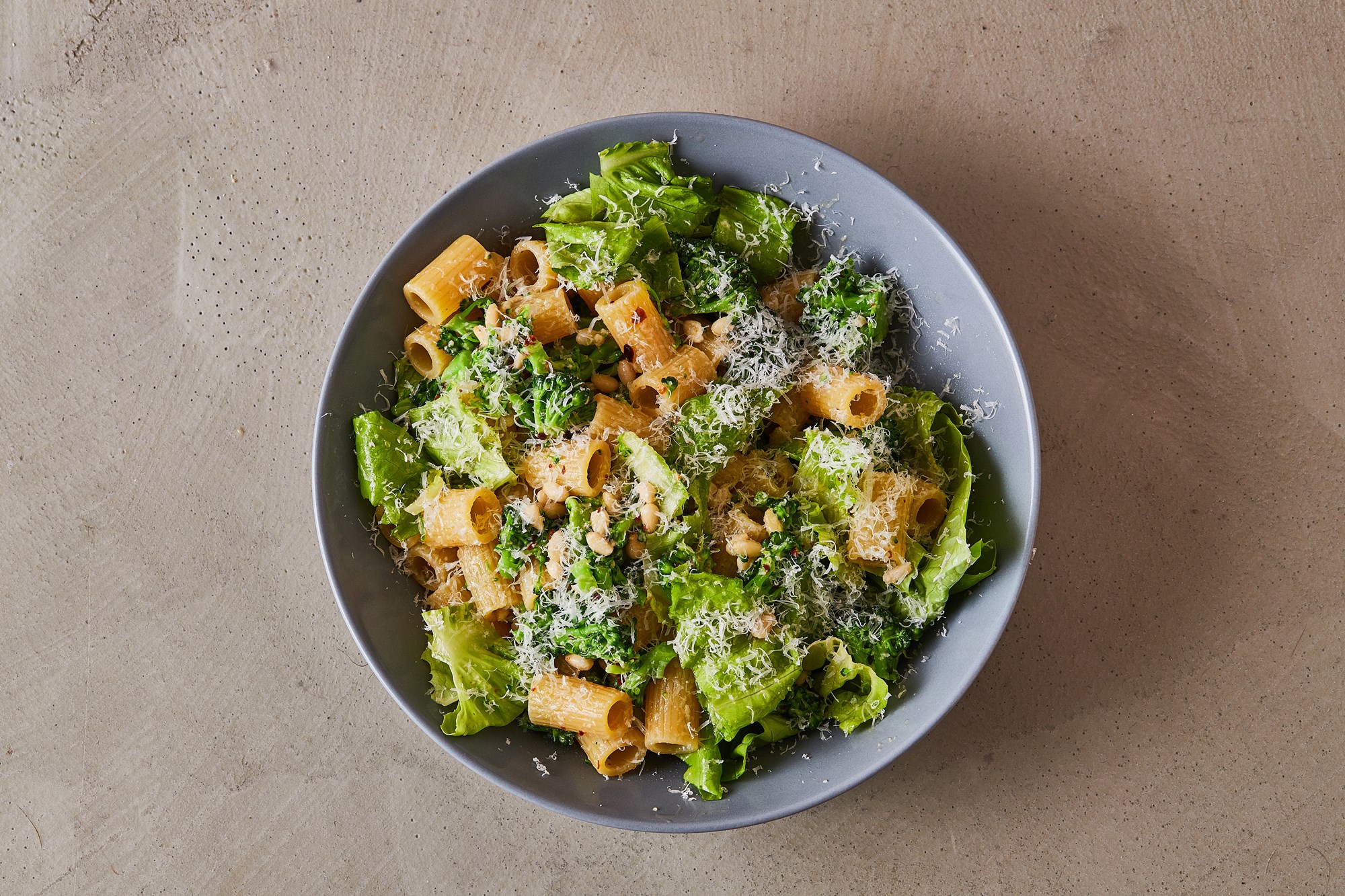 Rigatoni med broccolipesto og salat