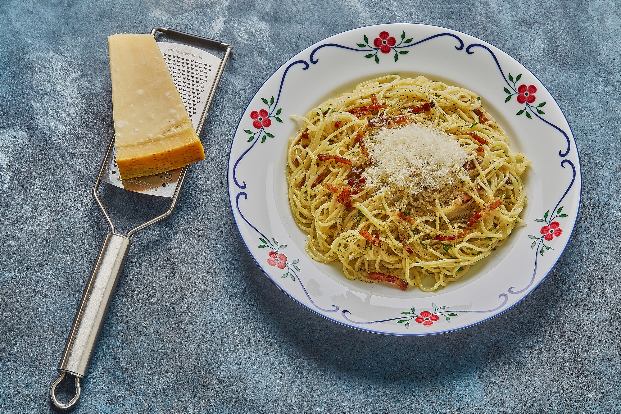 Spaghetti carbonara med sprød pancetta og persille