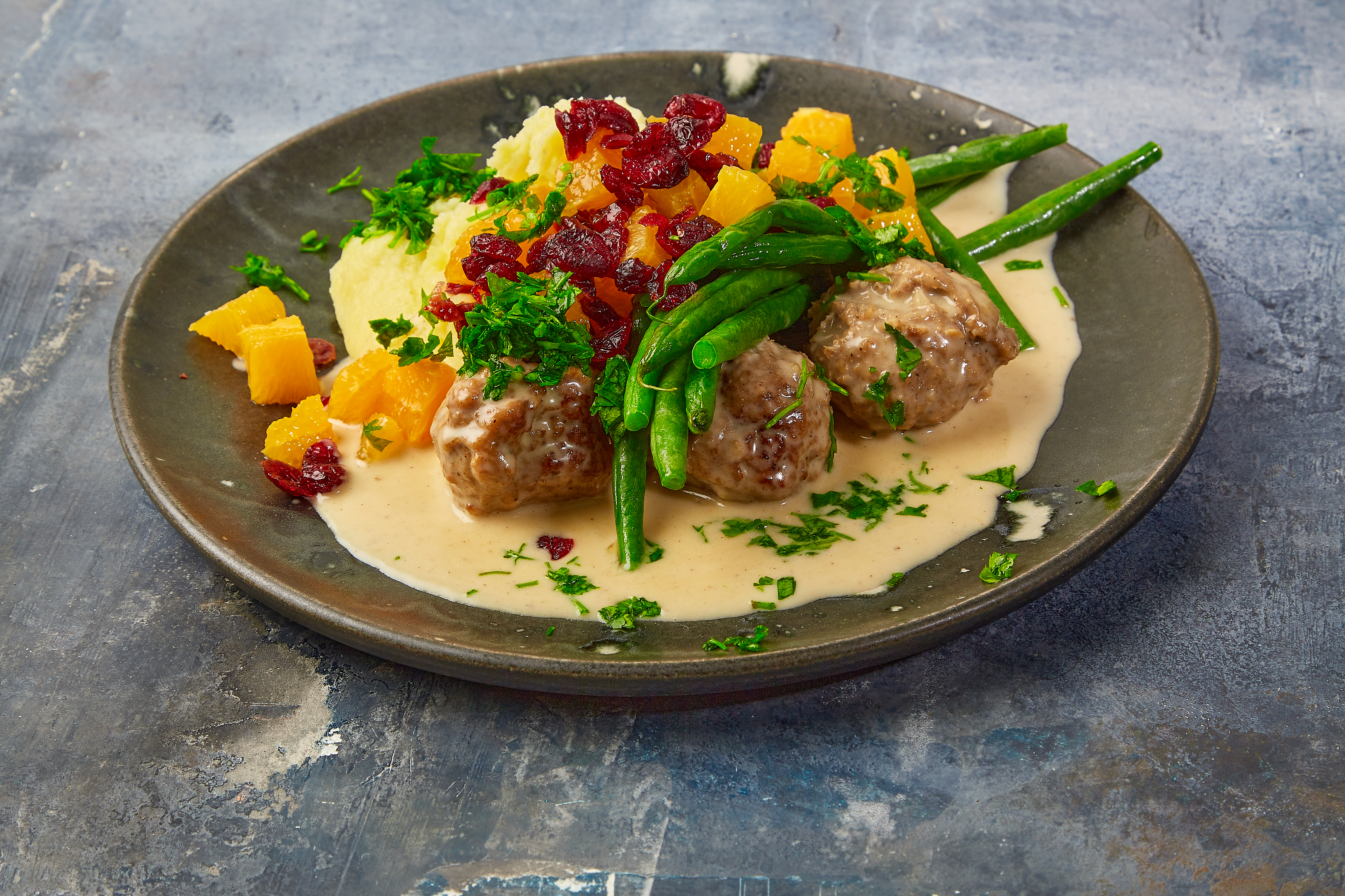 Heat: Svenske Köttbullar med kartoffelmos, flødesauce og grønne bønner
