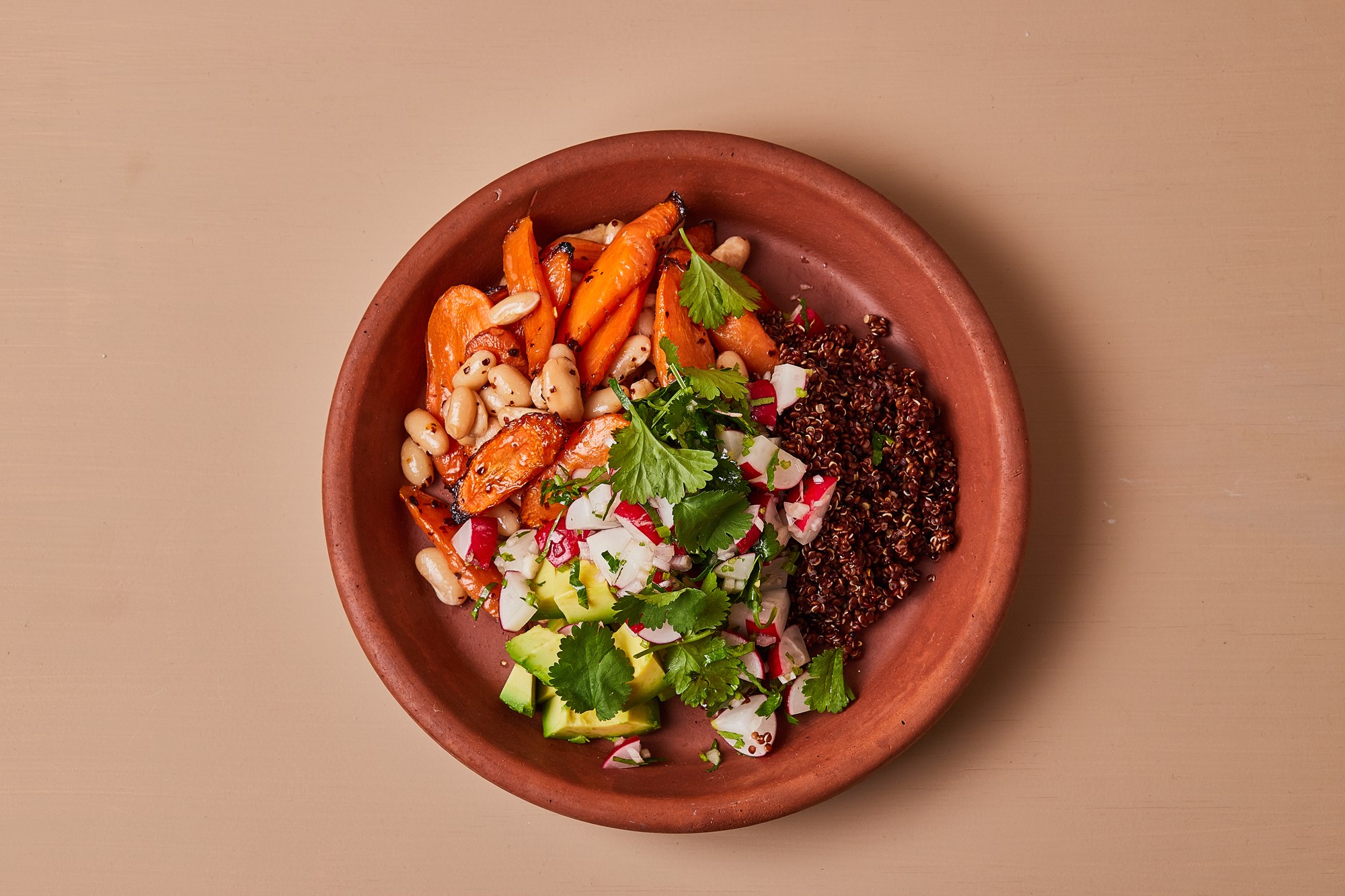 Grov salat med quinoa, hvide bønner og radisesalsa