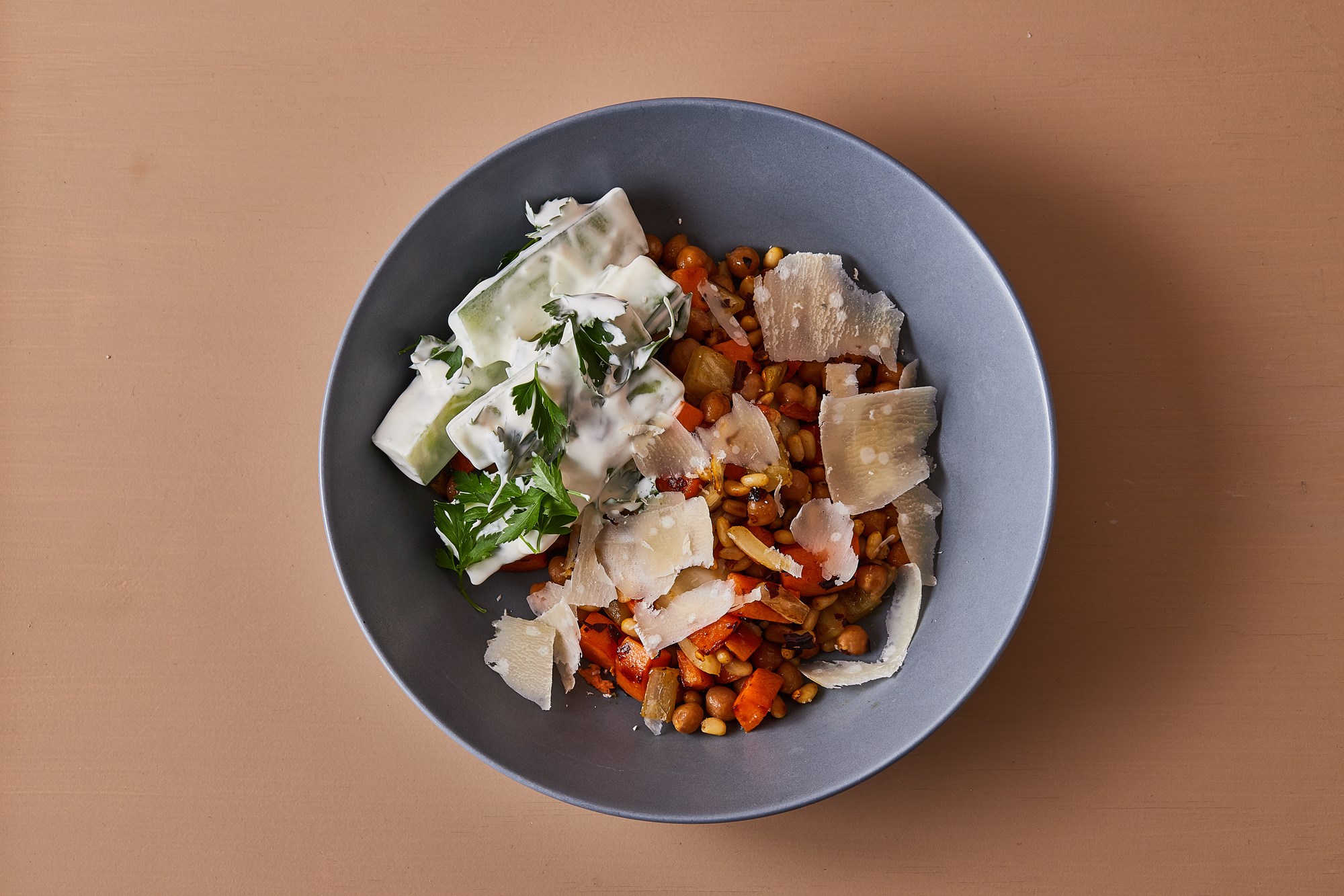 Stegte grøntsager med parmesan, pinjekerner og cremet agurk