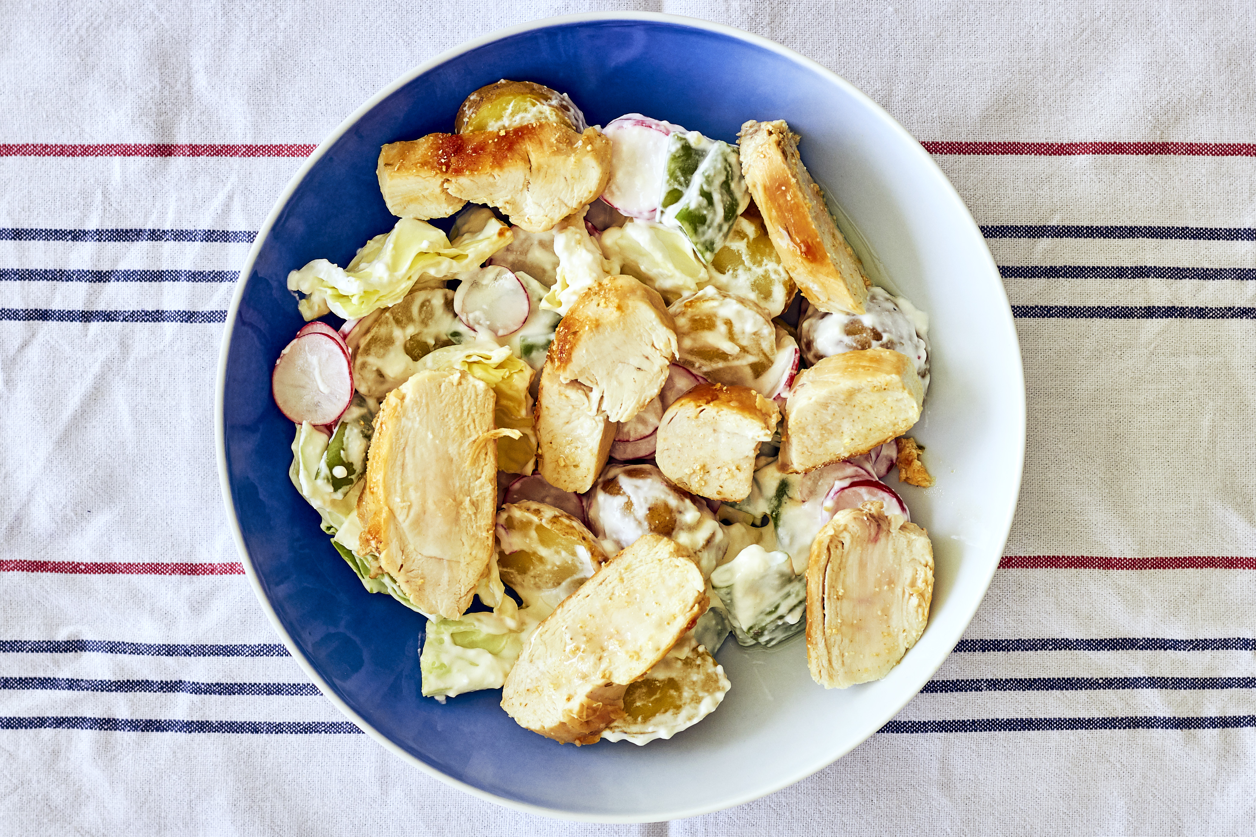 Lun kartoffelsalat med nye radiser og stegt kyllingebryst