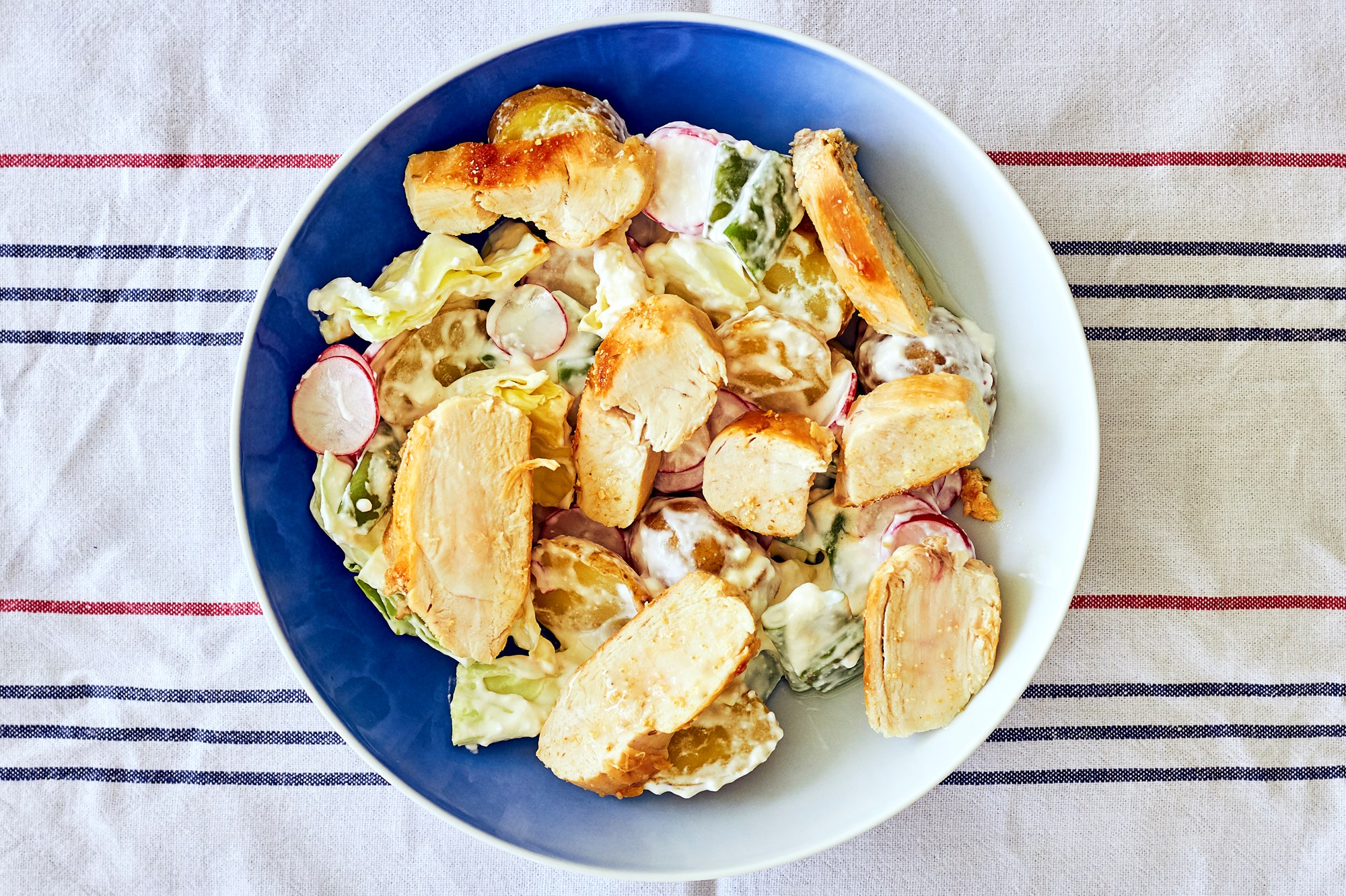 Lun kartoffelsalat med nye radiser og stegt kyllingebryst