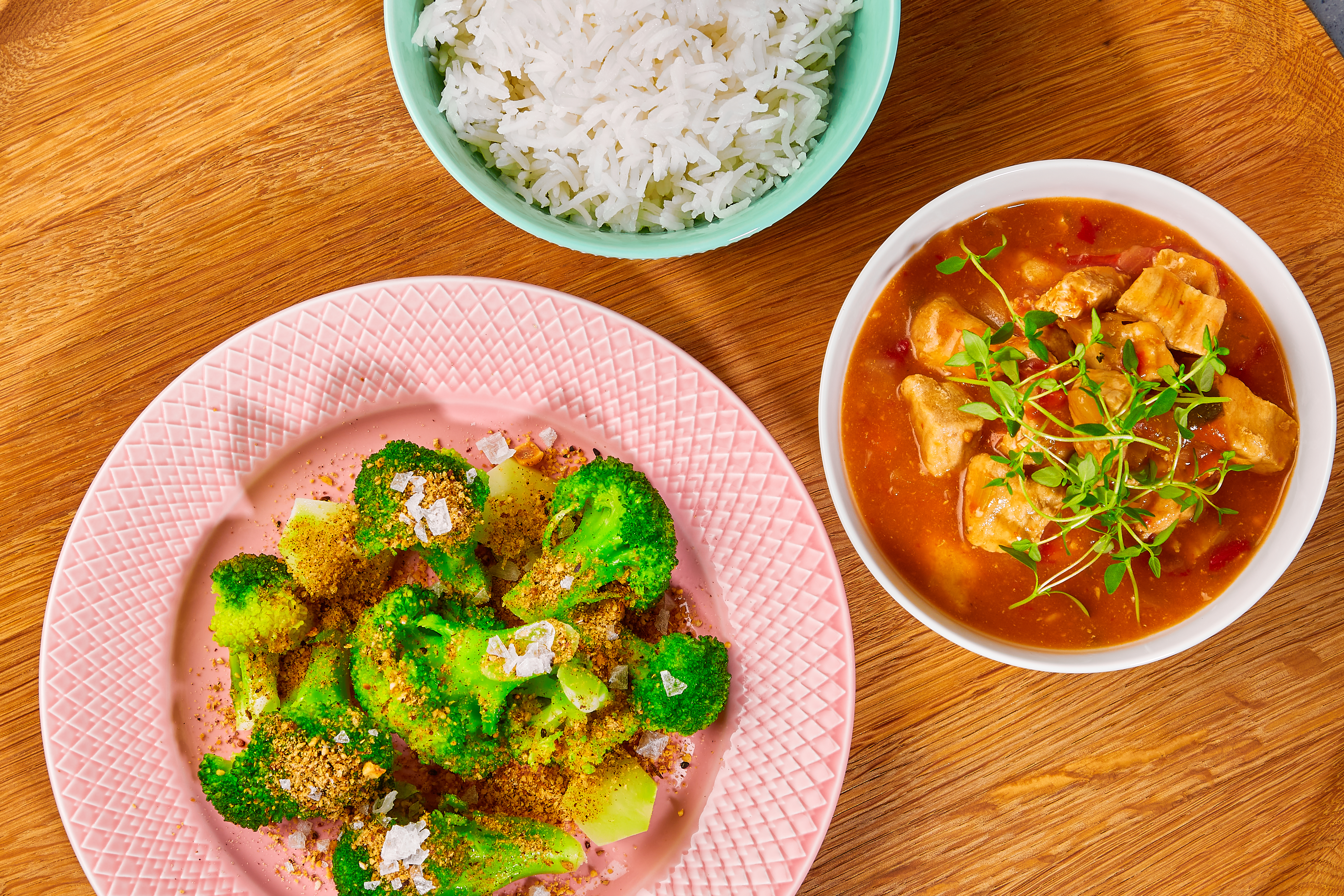 Heat: Skinkegryde med timianstegt broccoli, dukkah & ris