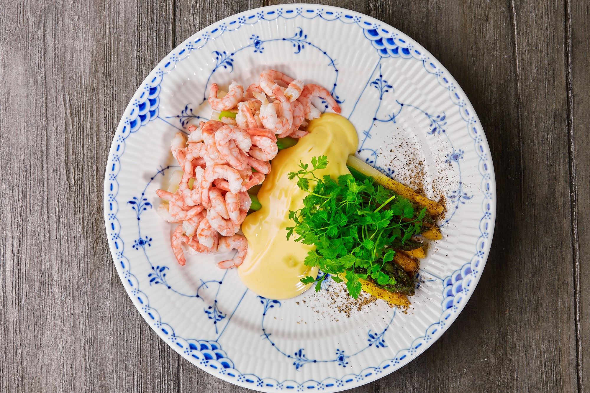 Danske hvide & grønne asparges med søkogte Skagen rejer, kørvelsalat og sauce mousseline