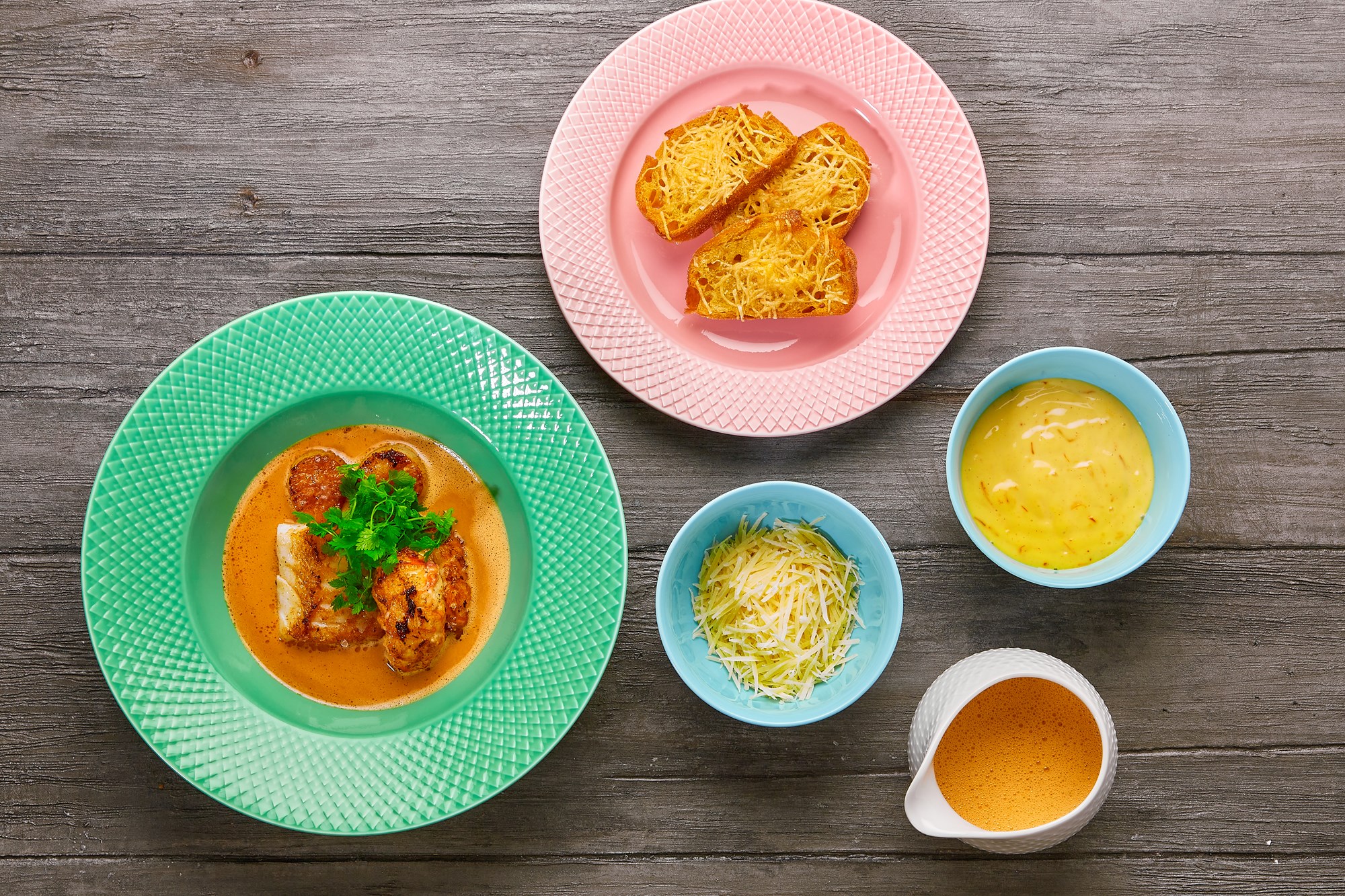 Skagenfood fiske- og skaldyrssuppe med stegt kullerloin, jomfruhummerhaler og kammuslinger dertil safran rouille, Gruyère og sprøde croutons