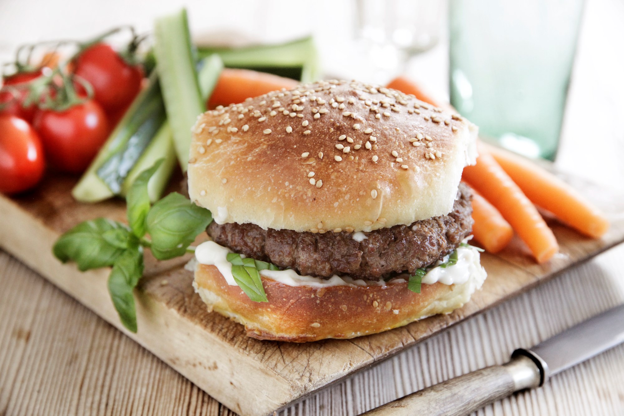 Brioche-burgere med farmhouse cheddar, basilikumcreme og grøntsags-fad