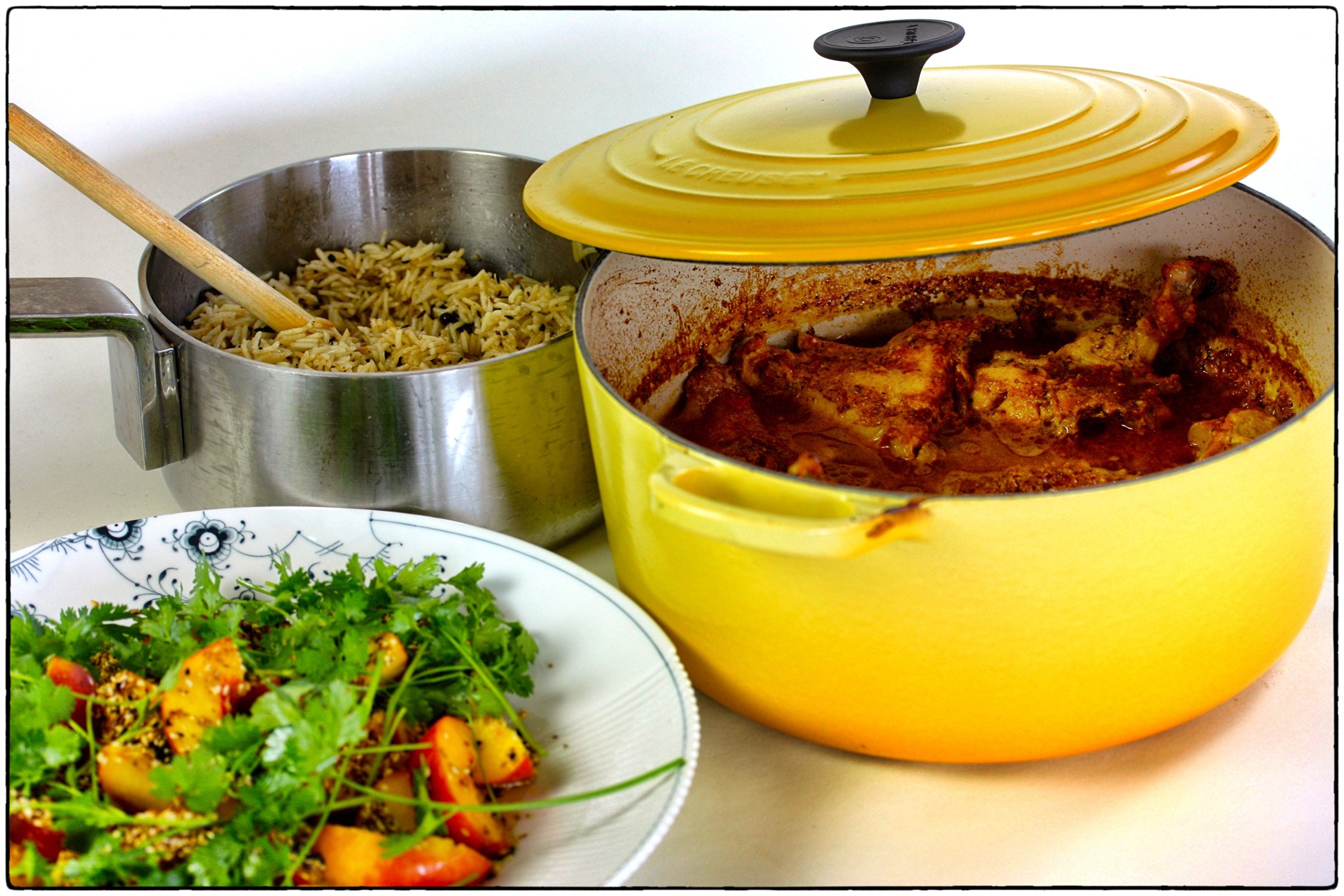 Murgh Makhani (A.K.A. butter chicken eller smørkylling) med krydrede ris og ferskensalat