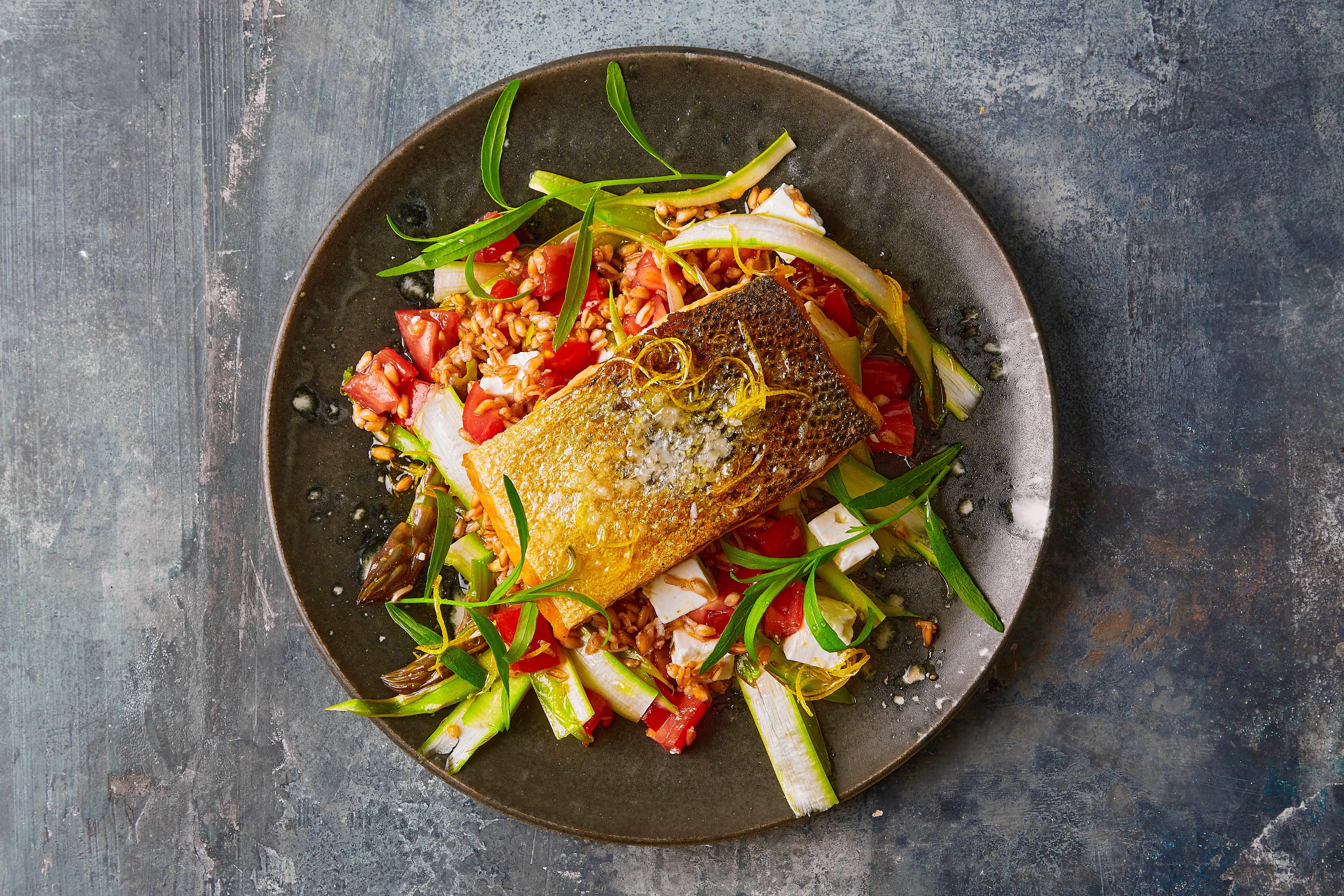 Stegt laks med grønne asparges og perlespelt