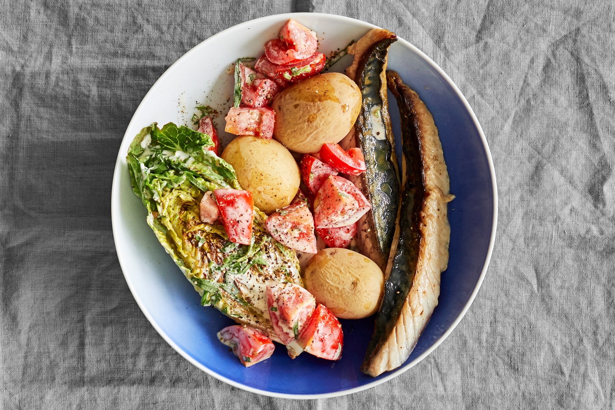 Grillet salat med lynstegt makrel, tomater og mormordressing