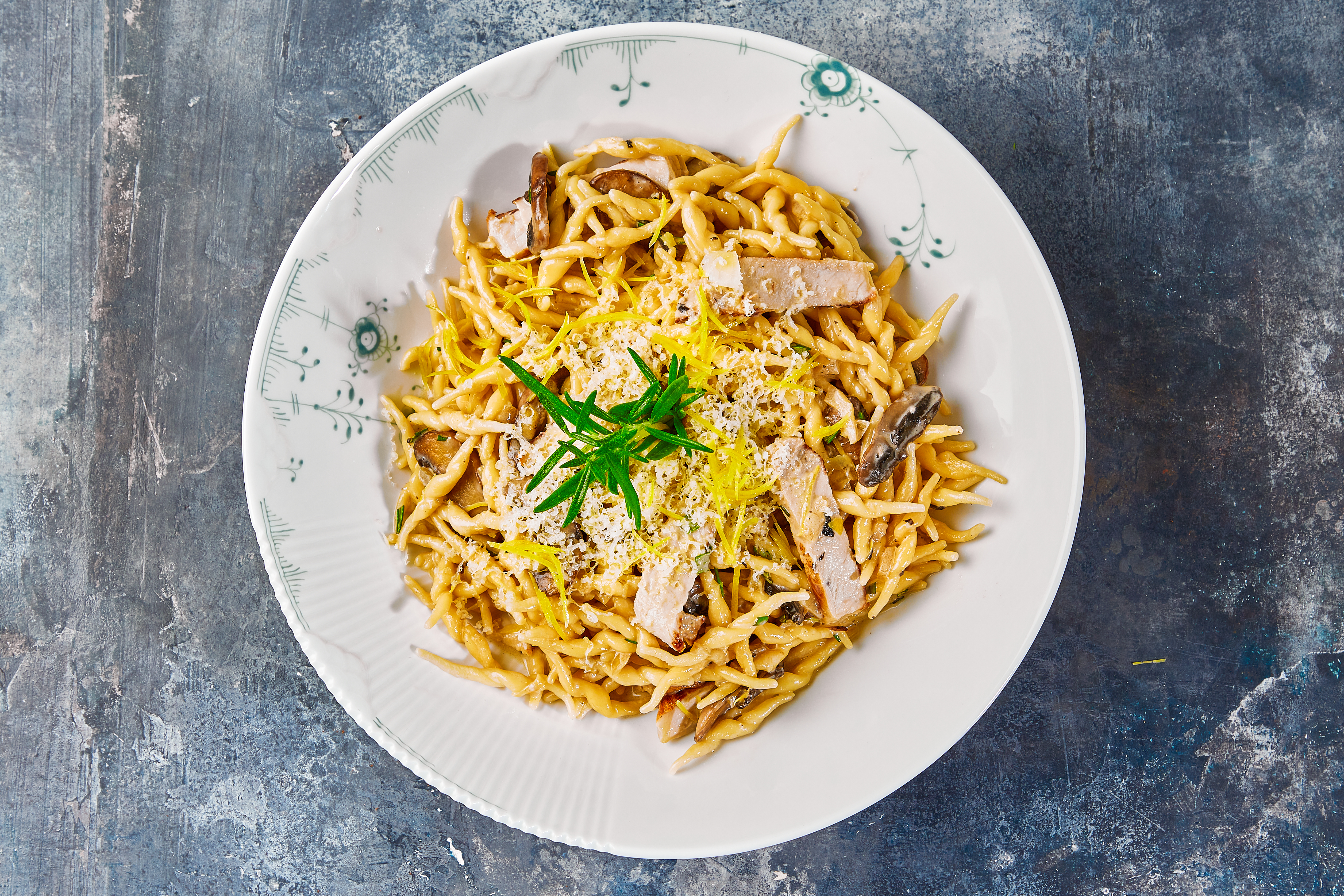 Rosmarinstegt kotelet med trofie pasta, syltet citron samt østershattesovs med Krysta...