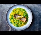 Stegt laks med fregola, ærter og karrysauce
