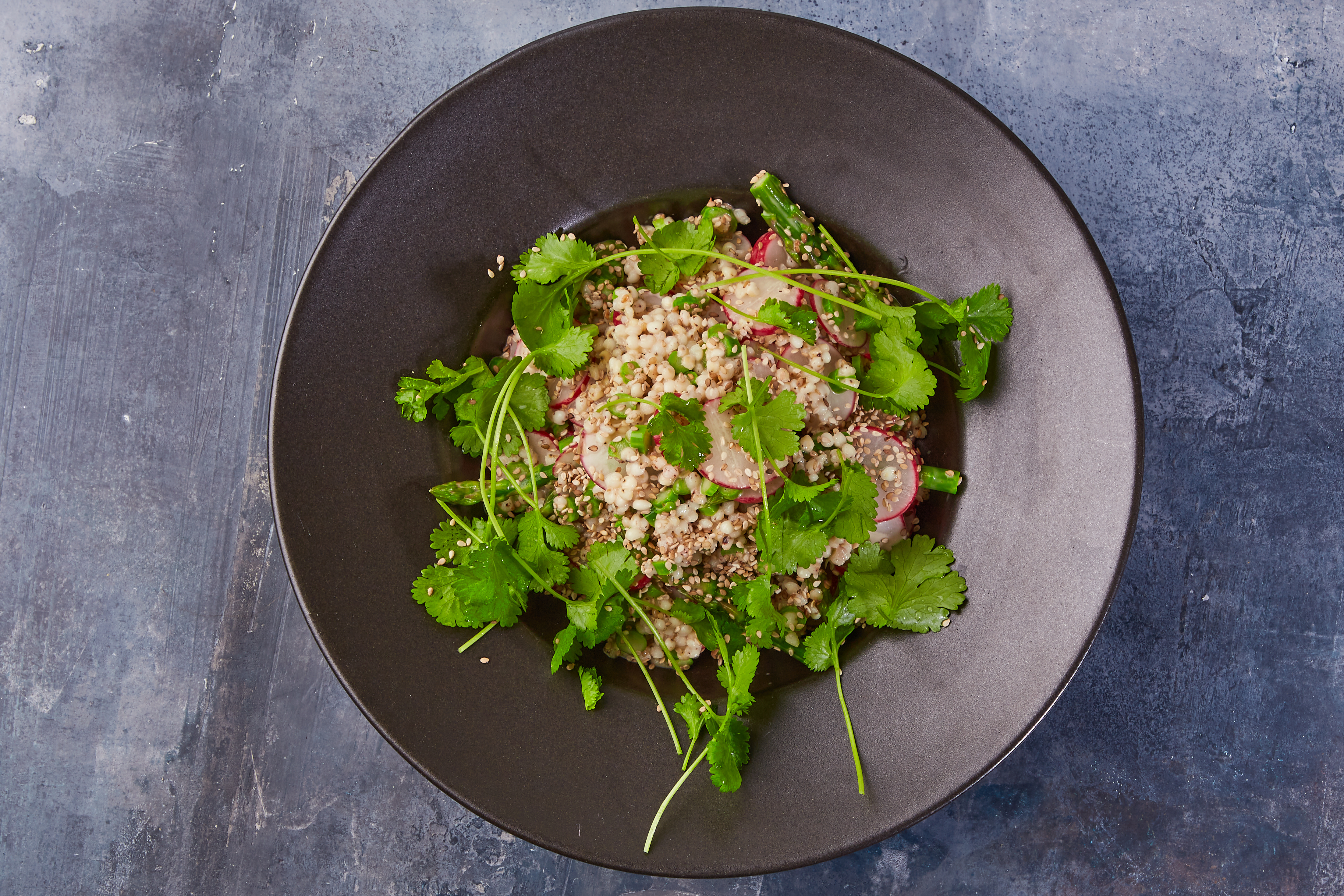 Bagt skærising med salat af sorghum og grønne bønner i Sesam-miso dressing med radiser