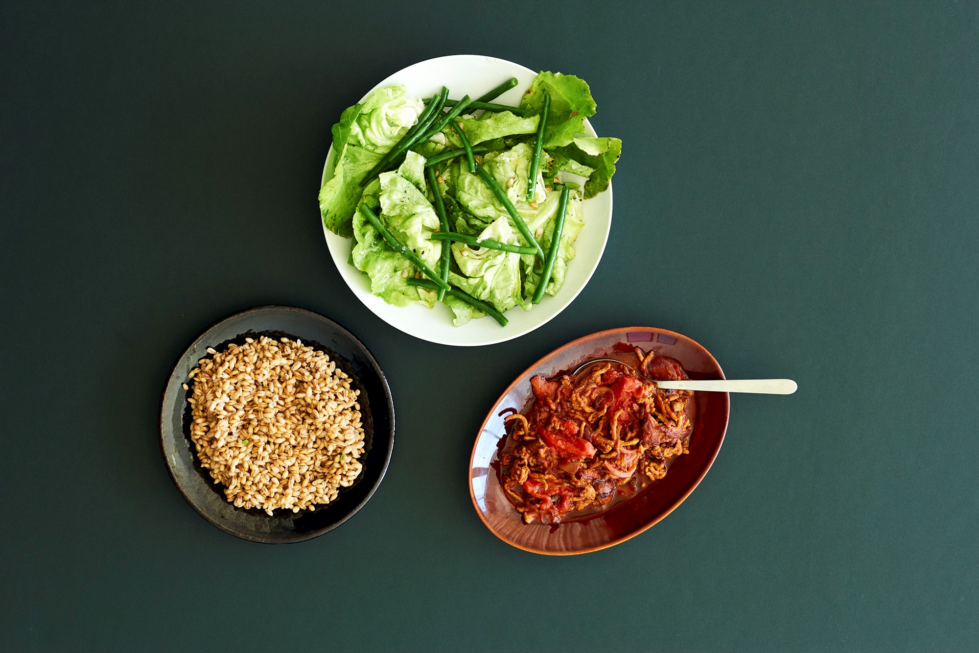 Chiligris med champignoner og grøn salat