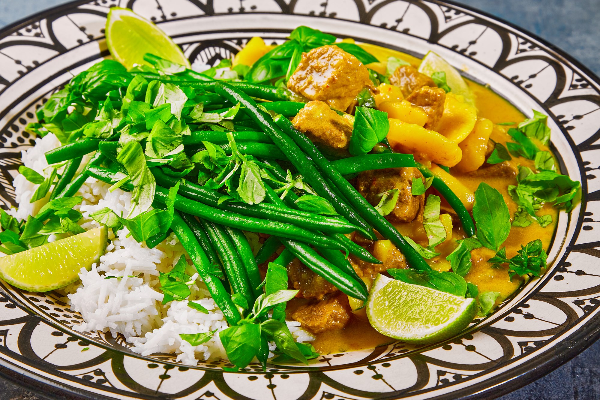 Just-heat: Beef Massaman curry med grønne bønner, ris, basilikum & lime