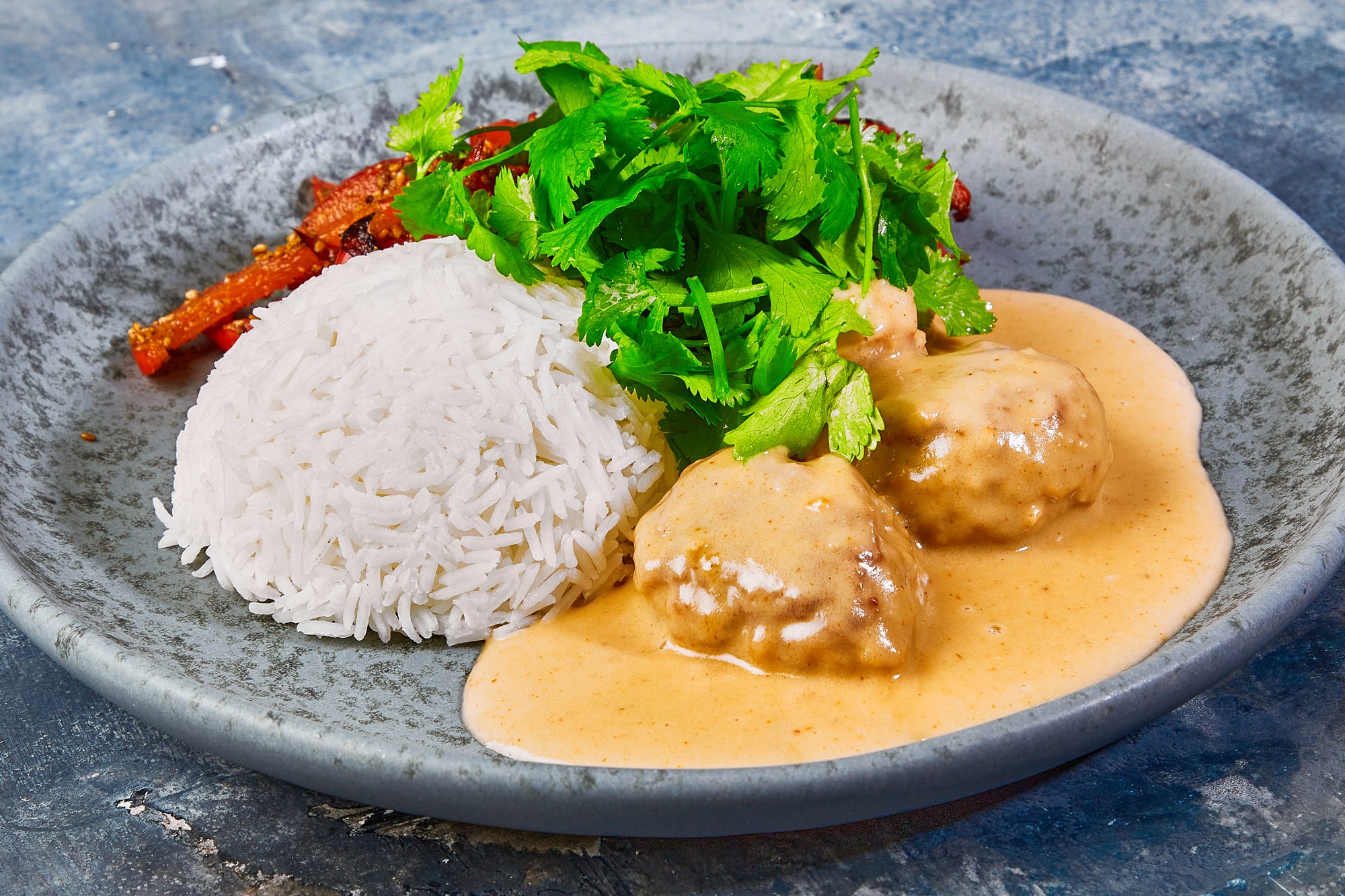 Just-heat: Panang curry med Thai style meatballs med sesamstegt peberfrugt, koriander & ris