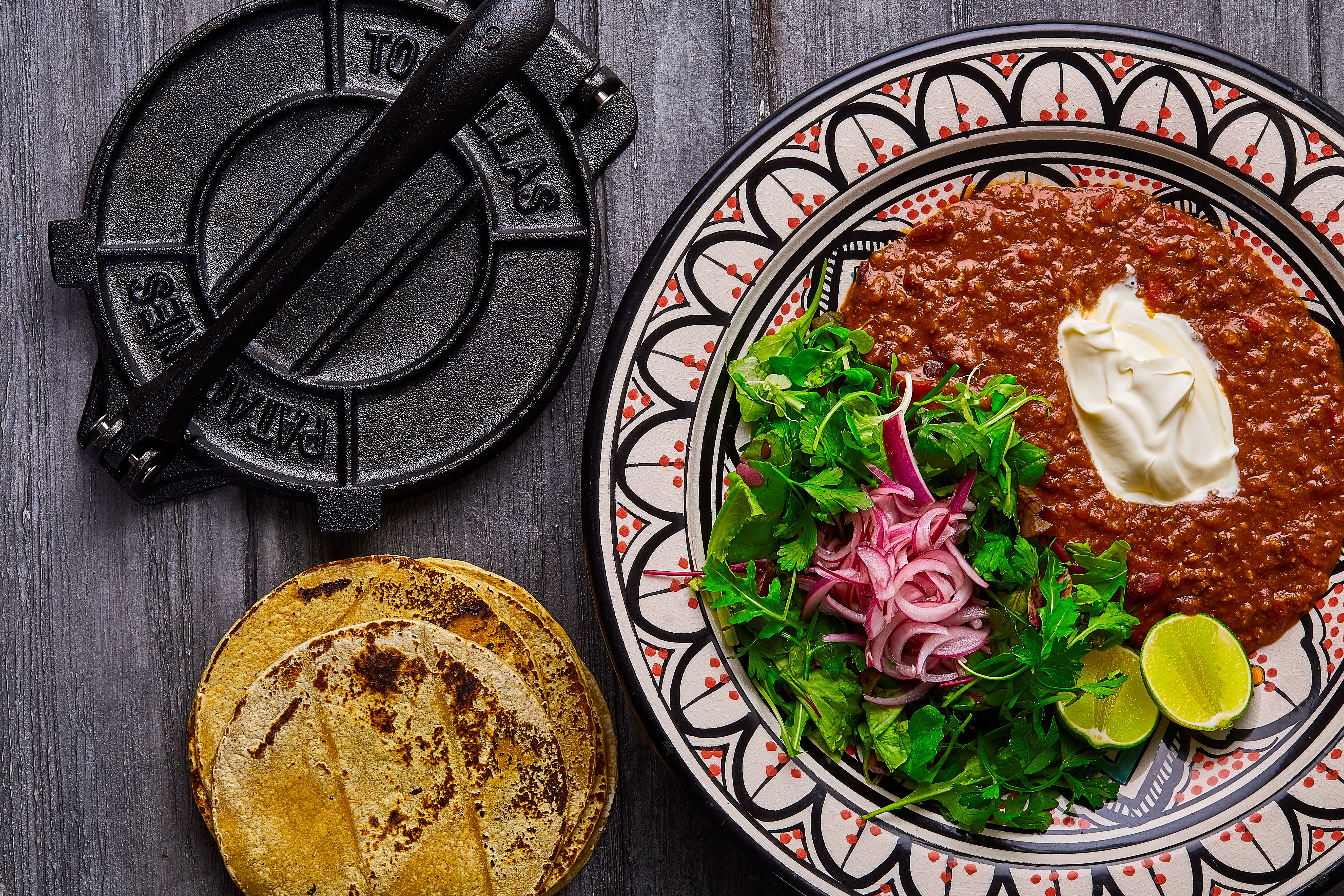 Chili con carne med gratinerede totopos, creme fraiche &amp; lime ...