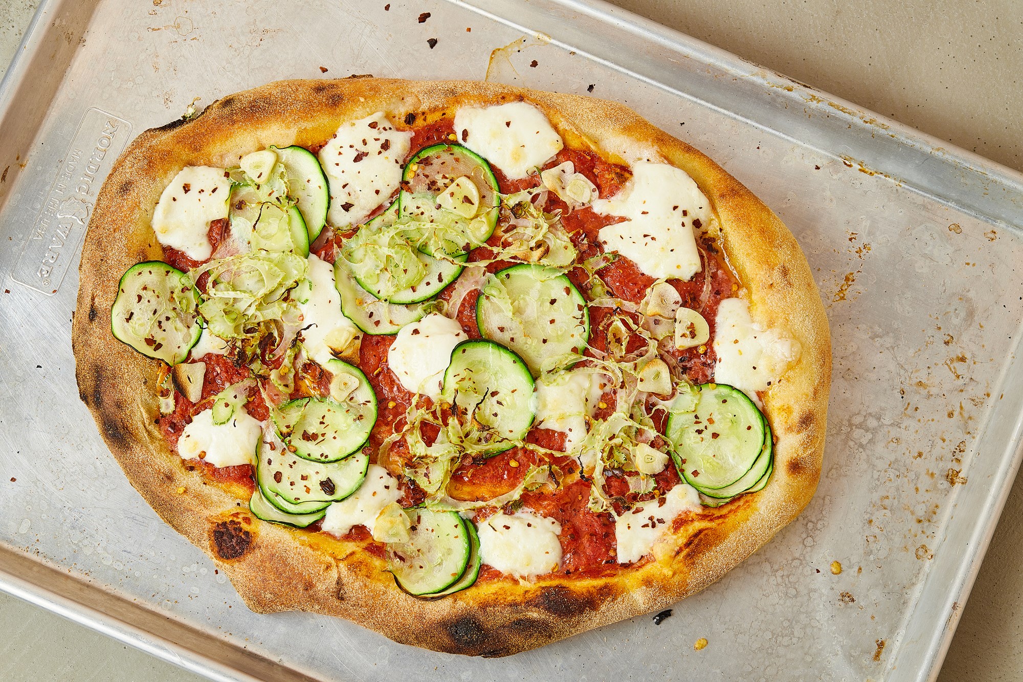 Pizza med sommergrønt og mozzarella