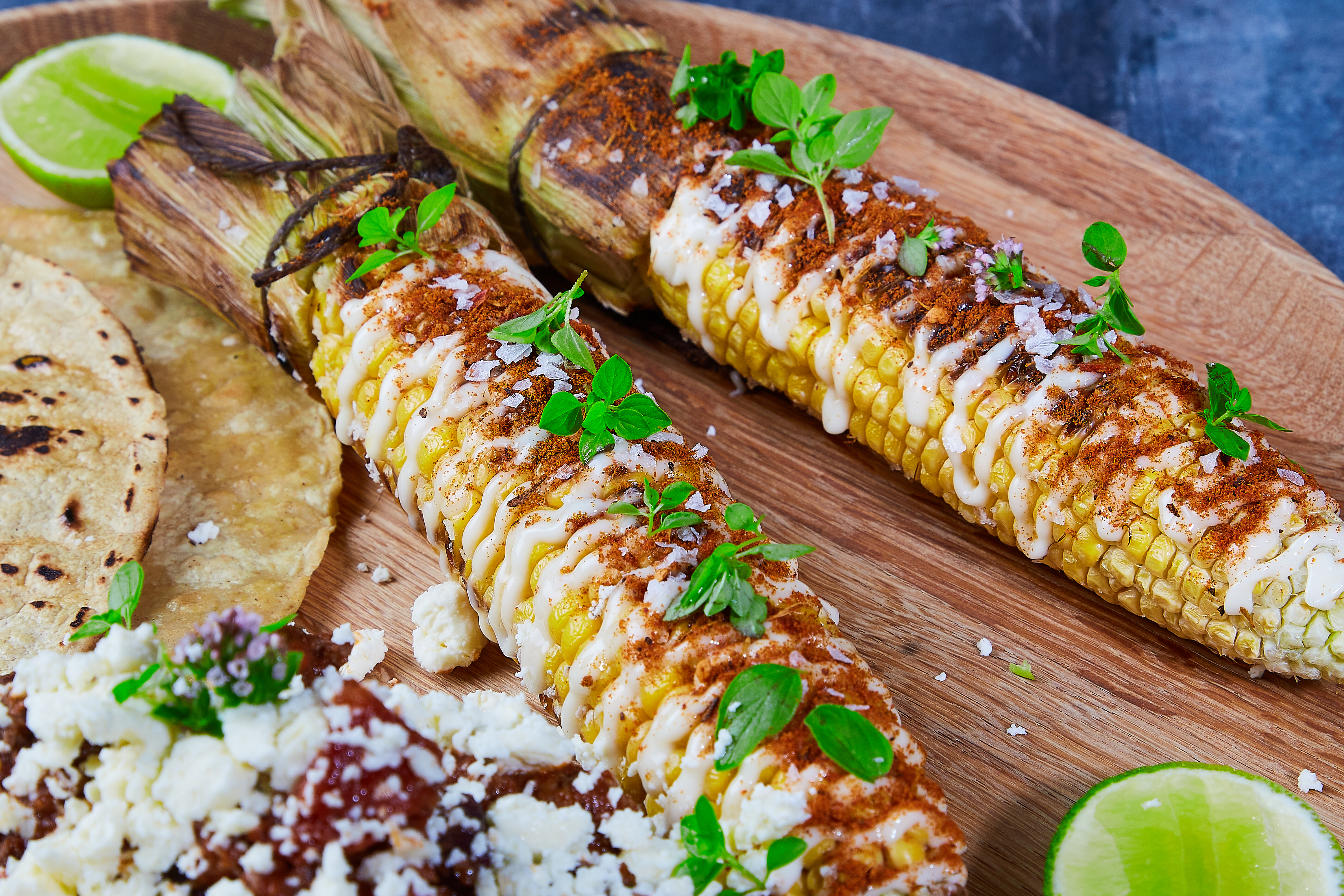 Mexican street corn "Elote" med queso fresco & oregano, dertil sprøde tlayuda tortillas med stærkt krydret gris og bønner