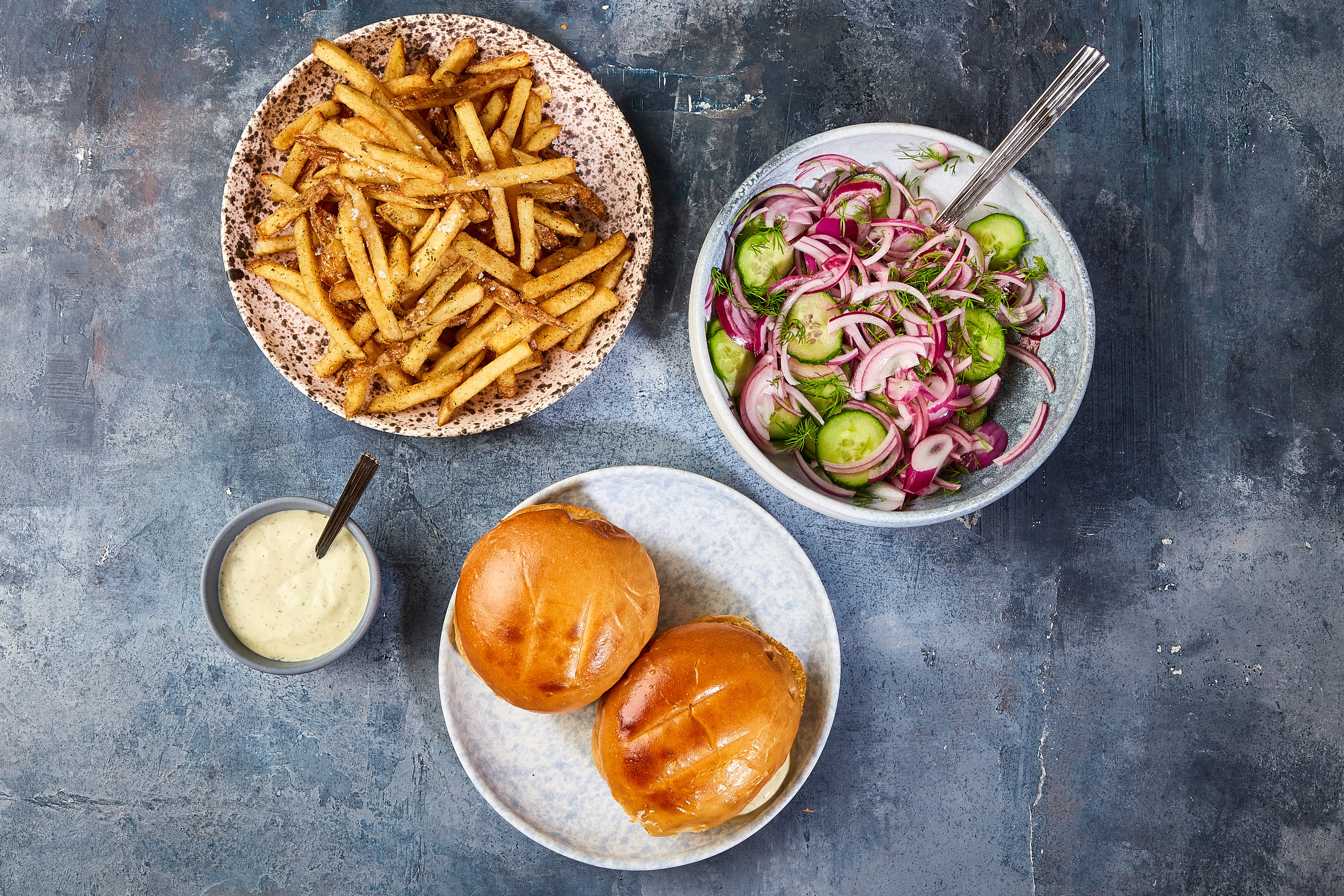Fiske-burger med dildagurker og syltede rødløg dertil cocktaildressing ... Fiske-burger med dildagurker og syltede rødløg dertil cocktaildressing ...