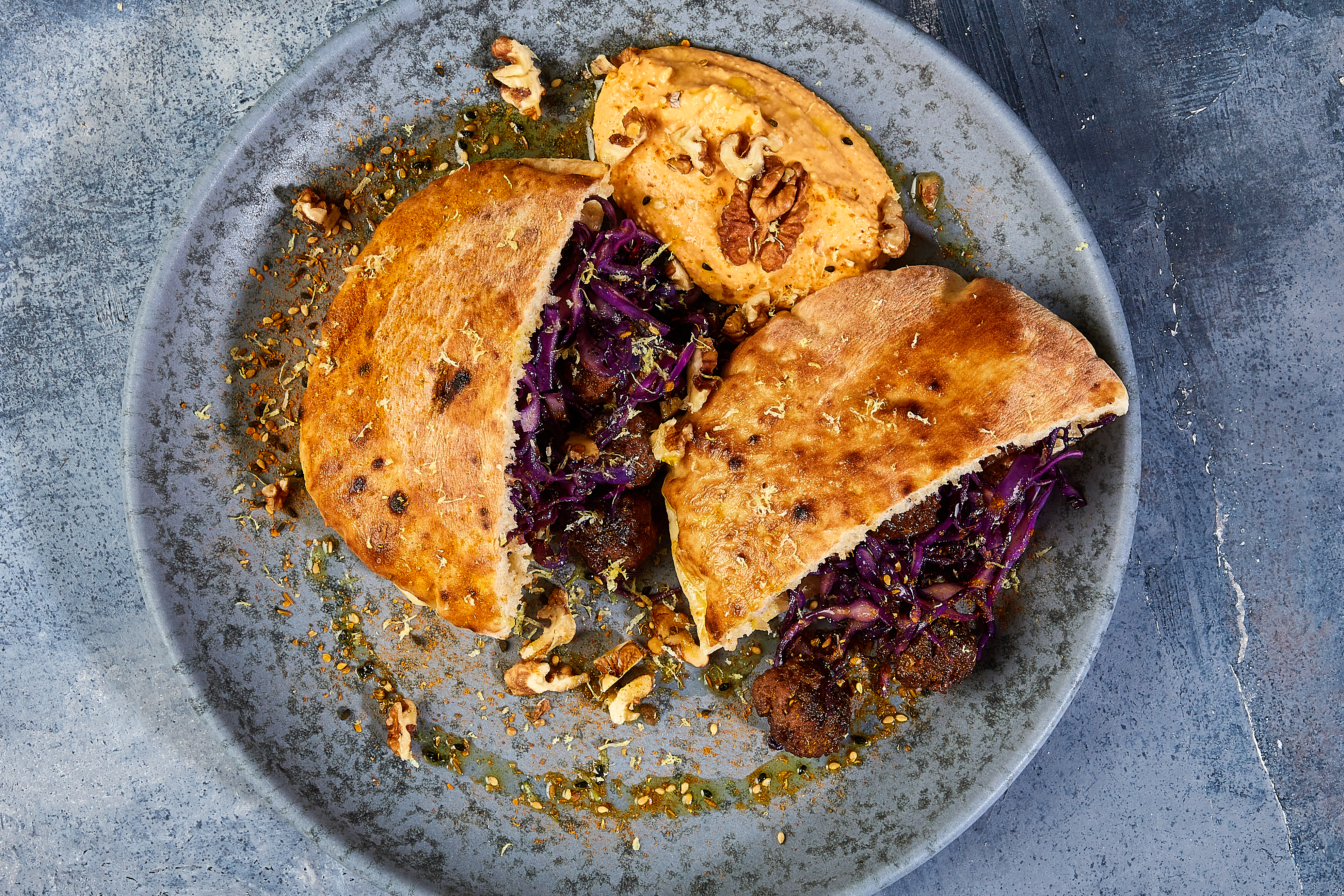 ELITE Team DK pita med stegte oksedeller, muhammara og stegt spidskål