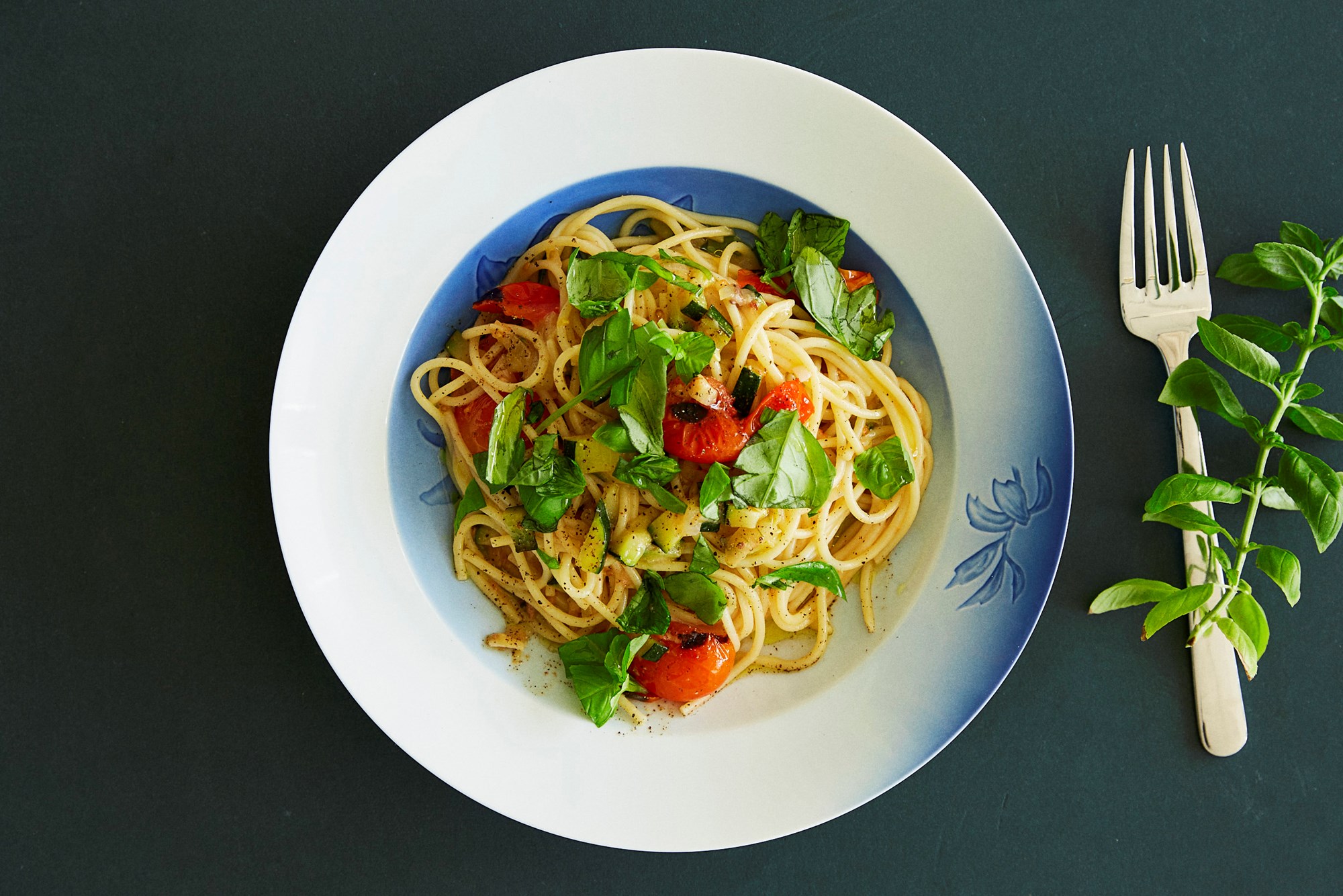 Spaghetti i friske tomater, squash, ansjoser og basilikum