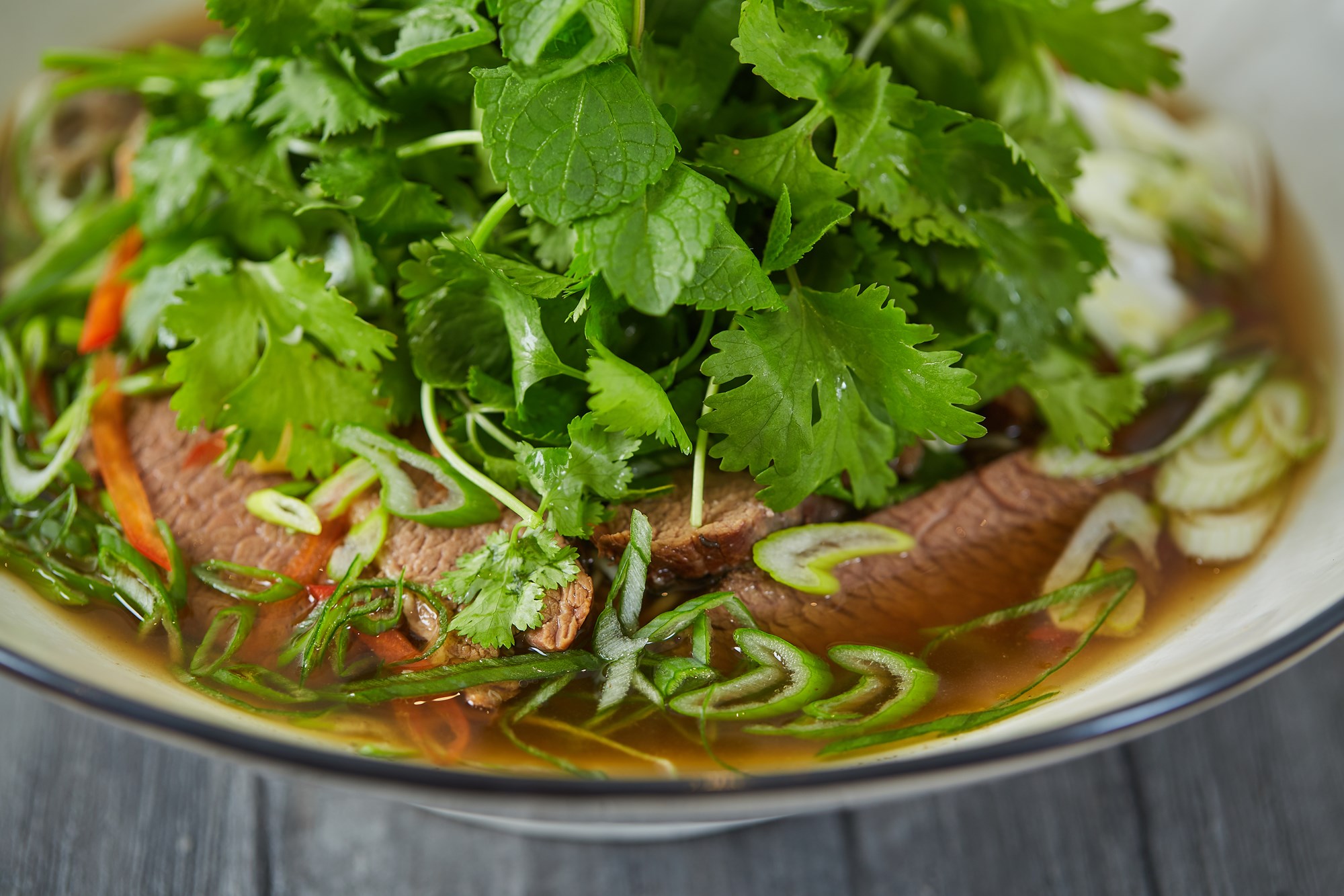 Traditionel vietnamesisk beef pho med nudler & friske krydderurter