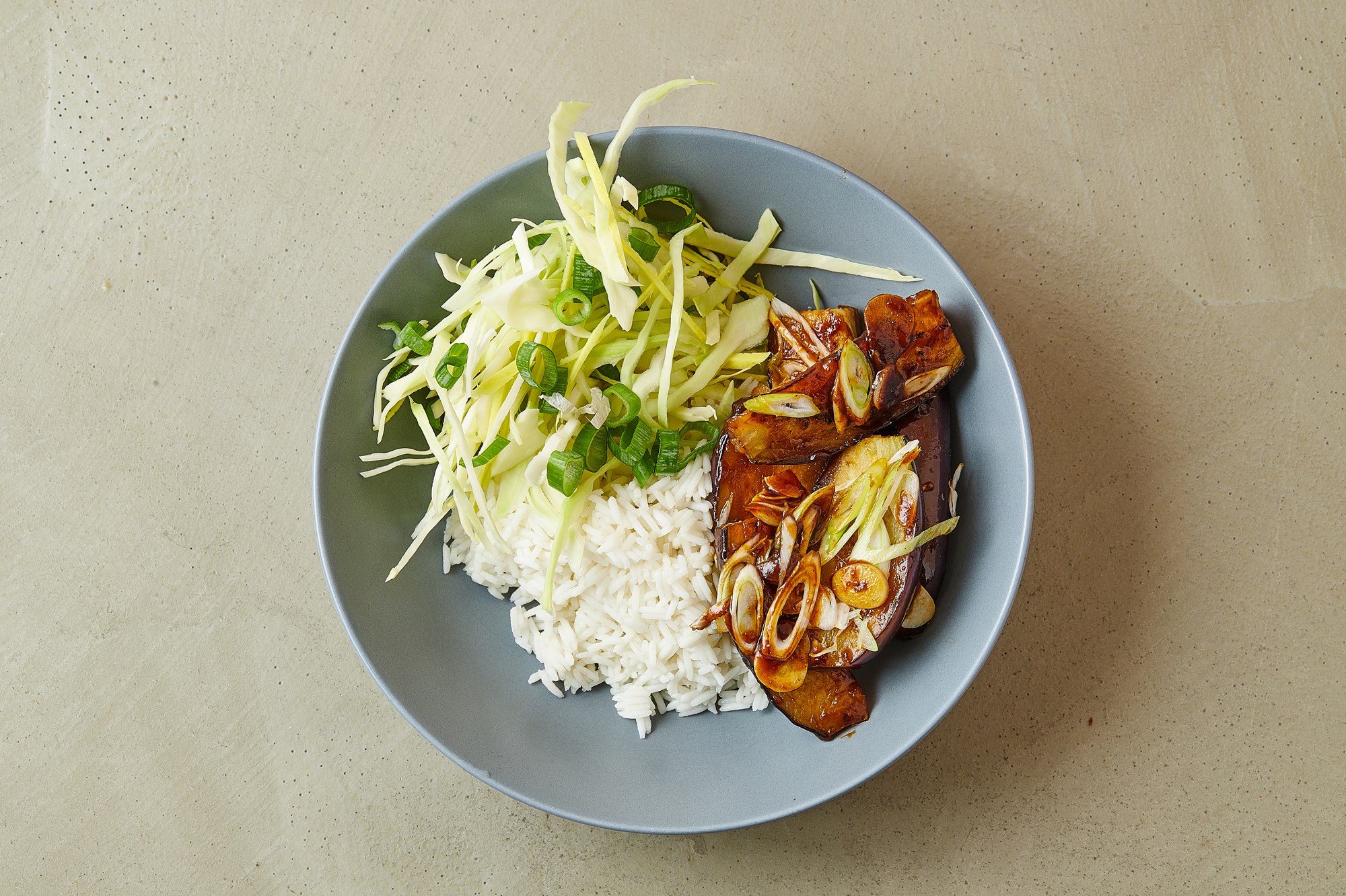Aubergine i hoisinsauce med ris og kålsalat