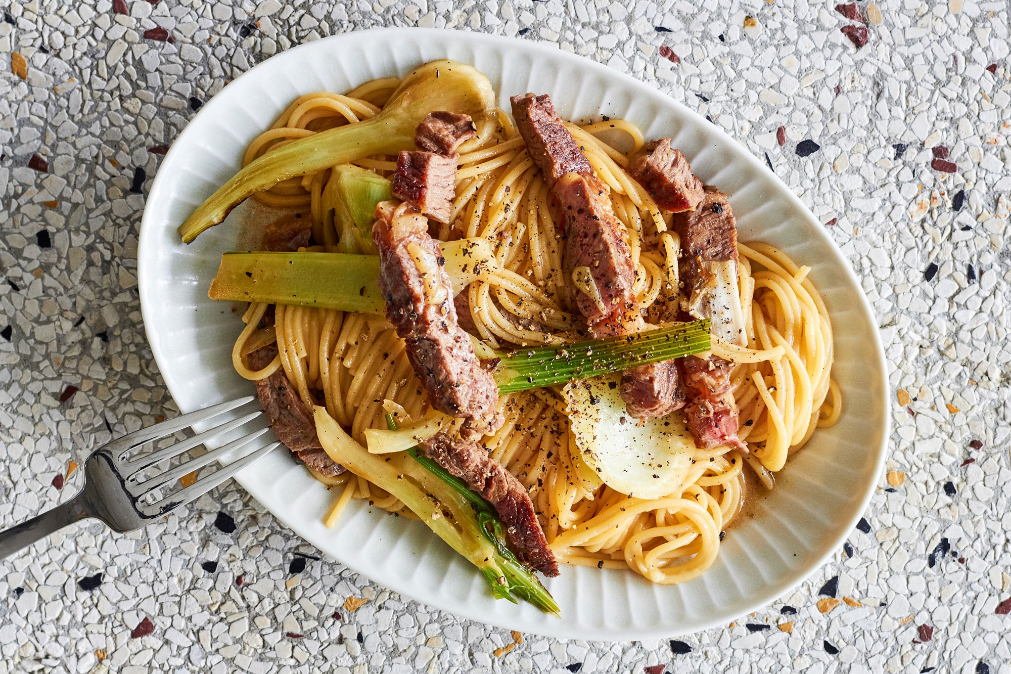 Spaghetti med sprængt okse, fennikel og forårsløg