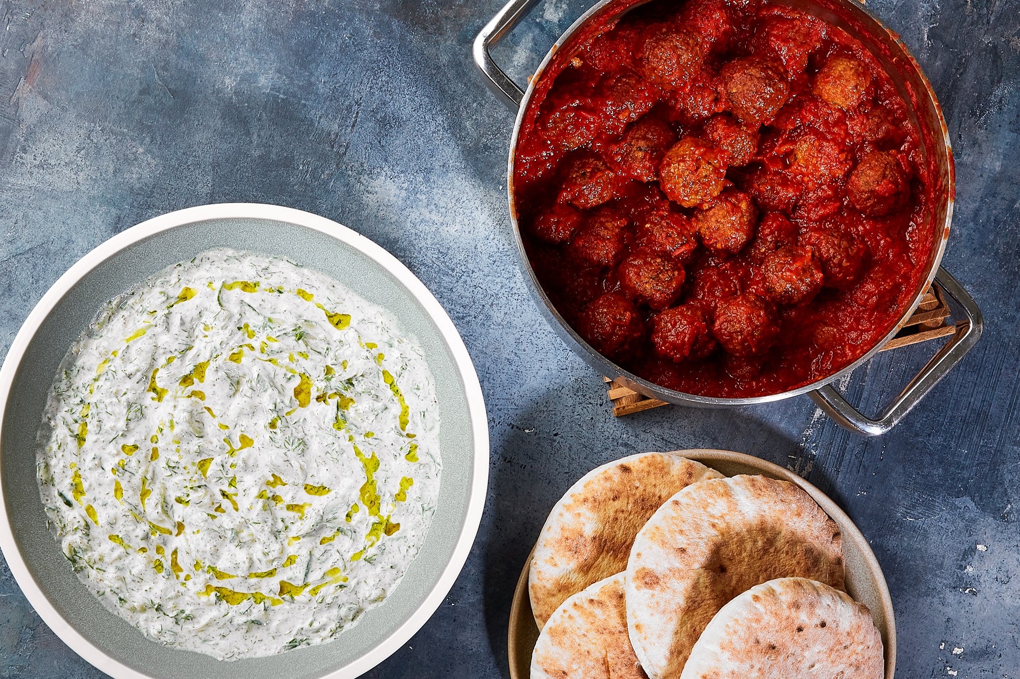 Just-heat: Somun med keftedes - græske kødboller i krydret tomatsovs - med tzatziki