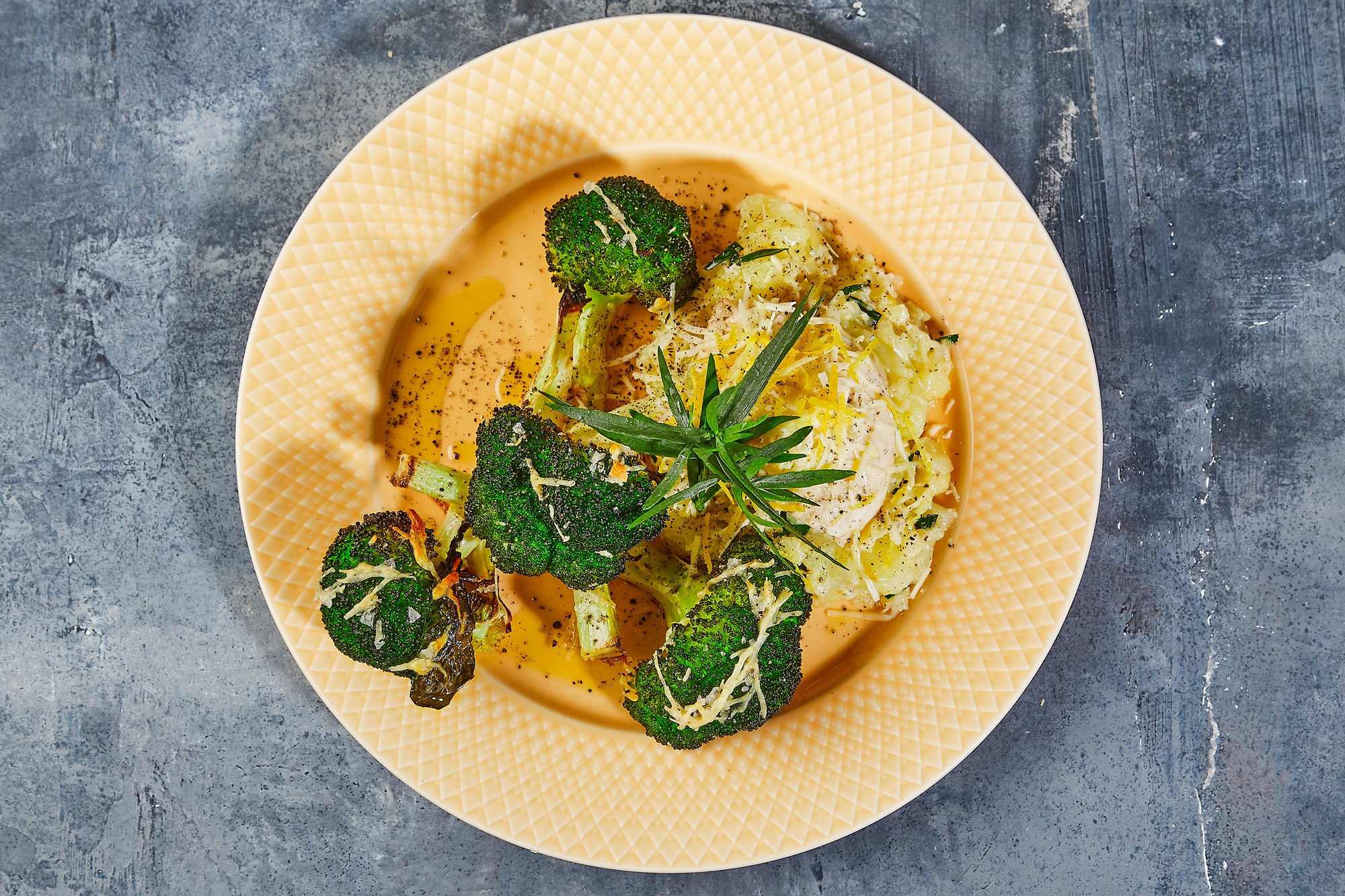 Torsk med stegt broccoli med citron, hvidløg og parmesan - dertil estragonkartofler
