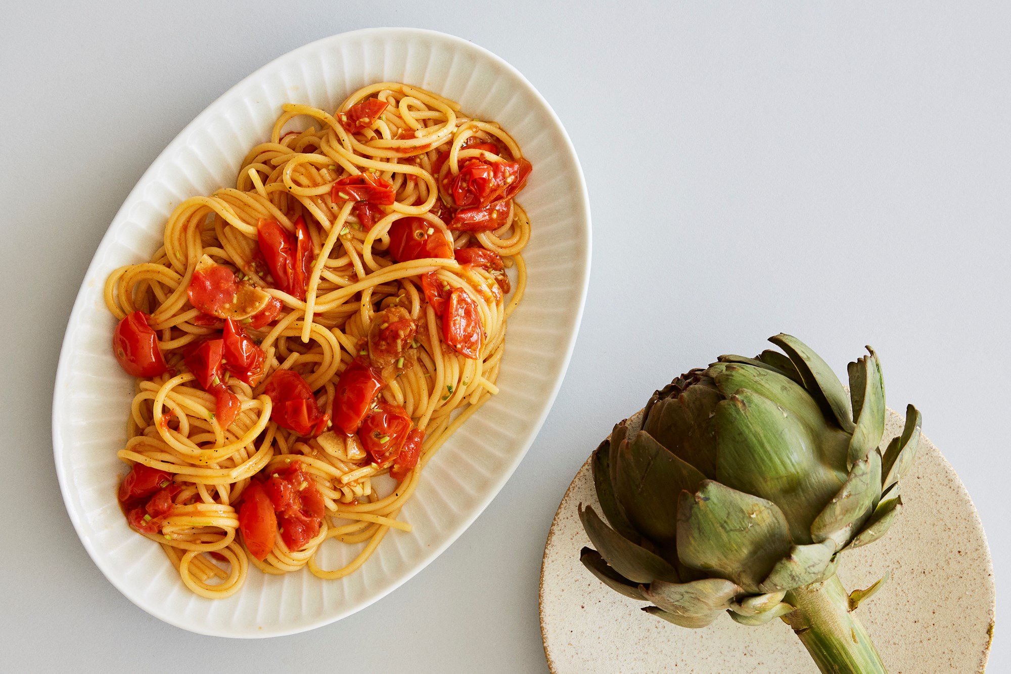 Søde tomater i pasta med basilikum og artiskokker med koldt smør